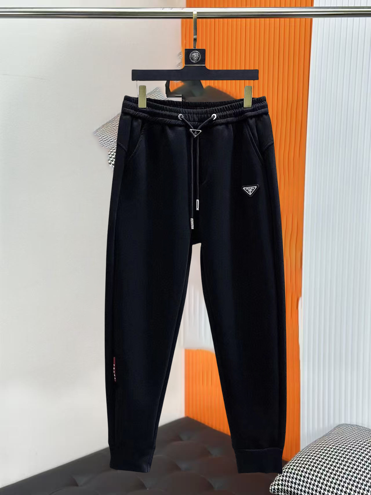 P160 Prada 2025 primavera y otoño ¡nuevos pantalones casuales! El sitio web oficial se lanzará simultáneamente. Los clá…