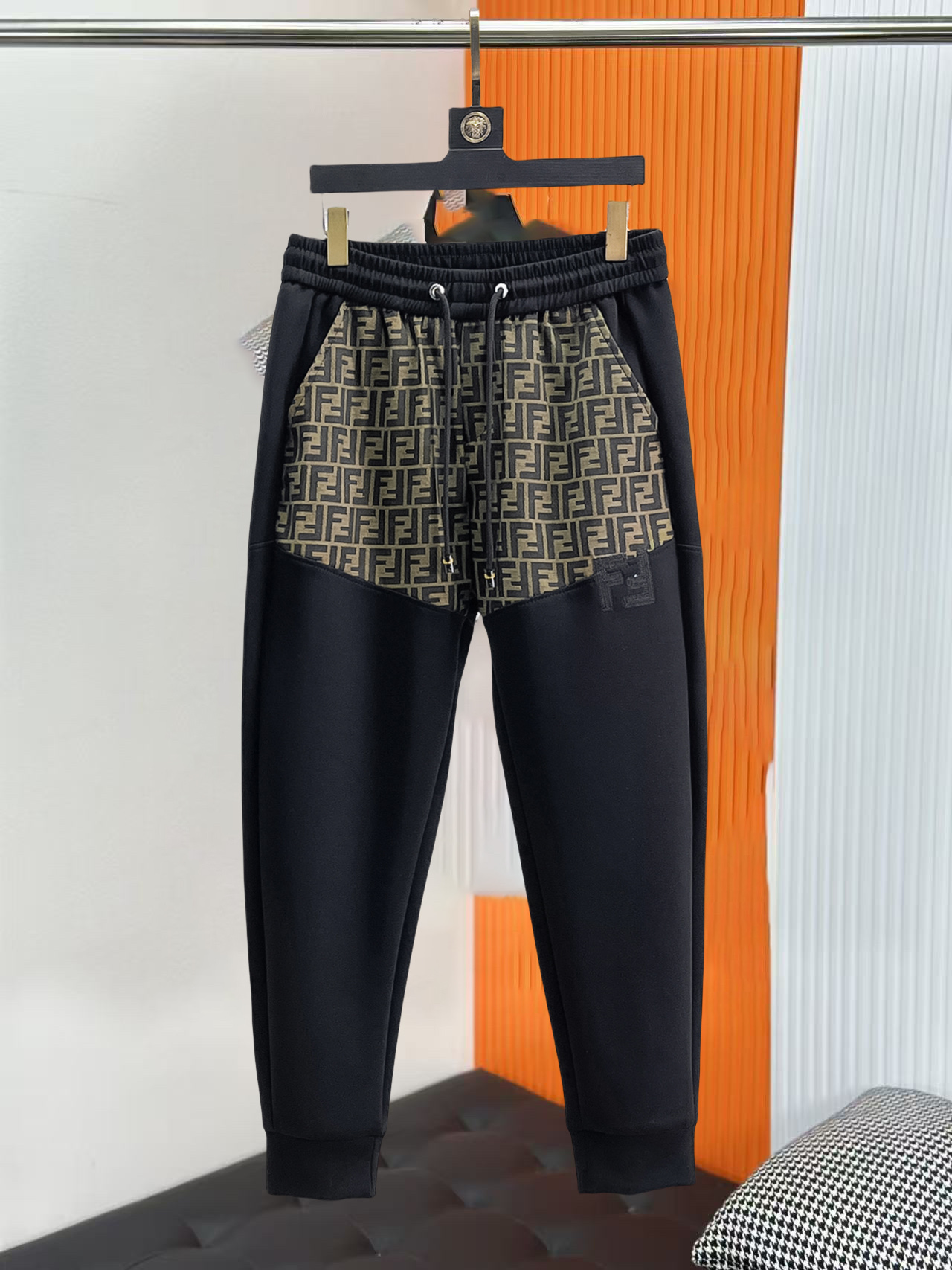 P180 Fendi Pantalones casuales nueva temporada primavera/otoño 2025. Venta simultánea en la web oficial. Pantalones cas…