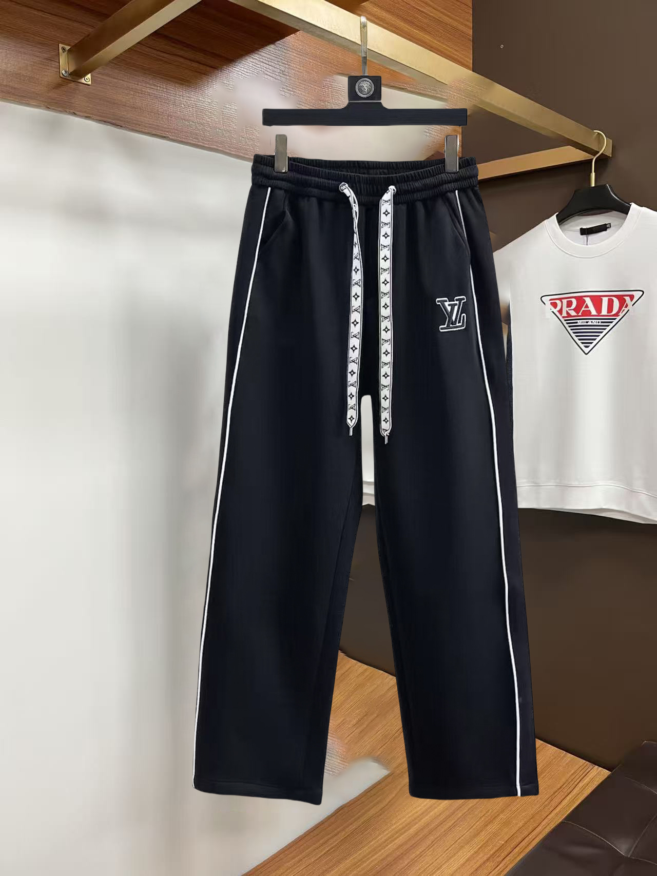 NO:732276,Louis Vuitton LV 2026 spring and autumn new casual pants! On sale simultaneously on the official website. The brand's classic LOGO casual pants, customized fabrics, excellent comfort, strong touch. Highly recognizable, perfect appearance and craftsmanship. Sizes M-3XL, louis vuitton, louis vuitton,19860909路易威登LV 2026春秋新款休闲裤！官网同步发售.品牌经典LOGO休闲裤,定制面料,舒适度极好,手触感 烈.辦识度极高,完美品相工艺.尺码M-3XL,,louis vuitton,louis vuitton,,Men's clothing