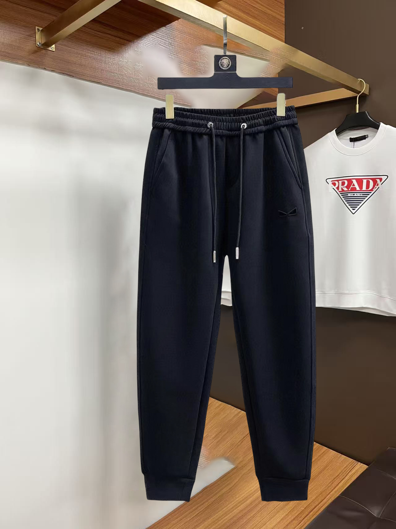 NO:732278,Fendi 2026 new summer casual pants! On sale simultaneously on the official website. Brand classic LOGO casual pants, customized fabrics, excellent comfort, strong touch. Highly recognizable, perfect appearance and craftsmanship. Sizes M-3XL,, fendi,19860909芬迪 2026夏季新款休闲裤！官网同步发售.品牌经典LOGO休闲裤,定制面料,舒适度极好,手触感 烈.辦识度极高,完美品相工艺.尺码M-3XL,,fendi,,Men's clothing