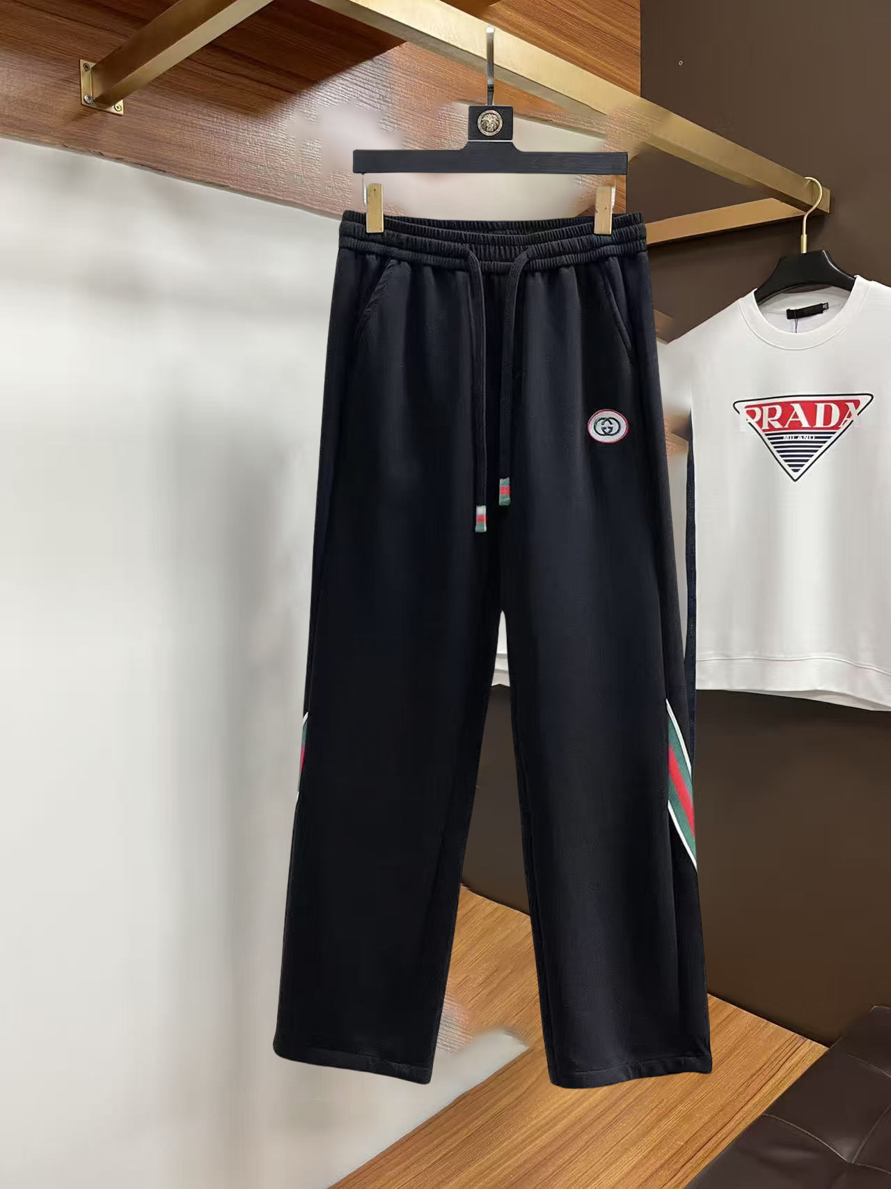 NO:732280,Gucci 2026 spring and autumn new casual pants! On sale simultaneously on the official website. Casual pants with the brand’s classic LOGO, customized fabrics, extremely comfortable, strong touch. Highly recognizable, perfect appearance and craftsmanship. Sizes M-3XL,,19860909古奇 2026春秋新款休闲裤！官网同步发售.品牌经典LOGO休闲裤,定制面料,舒适度极好,手触感 烈.辦识度极高,完美品相工艺.尺码M-3XL,,,Men's clothing