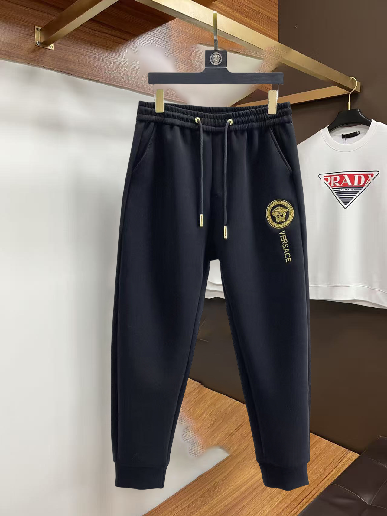 NO:732282,Versace 2026 spring and autumn new casual pants! On sale simultaneously on the official website. The brand's classic LOGO casual pants, customized fabrics, excellent comfort, strong touch. Highly recognizable, perfect appearance and craftsmanship. Sizes M-3XL, versace,19860909范思哲 2026春秋新款休闲裤！官网同步发售.品牌经典LOGO休闲裤,定制面料,舒适度极好,手触感 烈.辦识度极高,完美品相工艺.尺码M-3XL,,versace,,Men's clothing