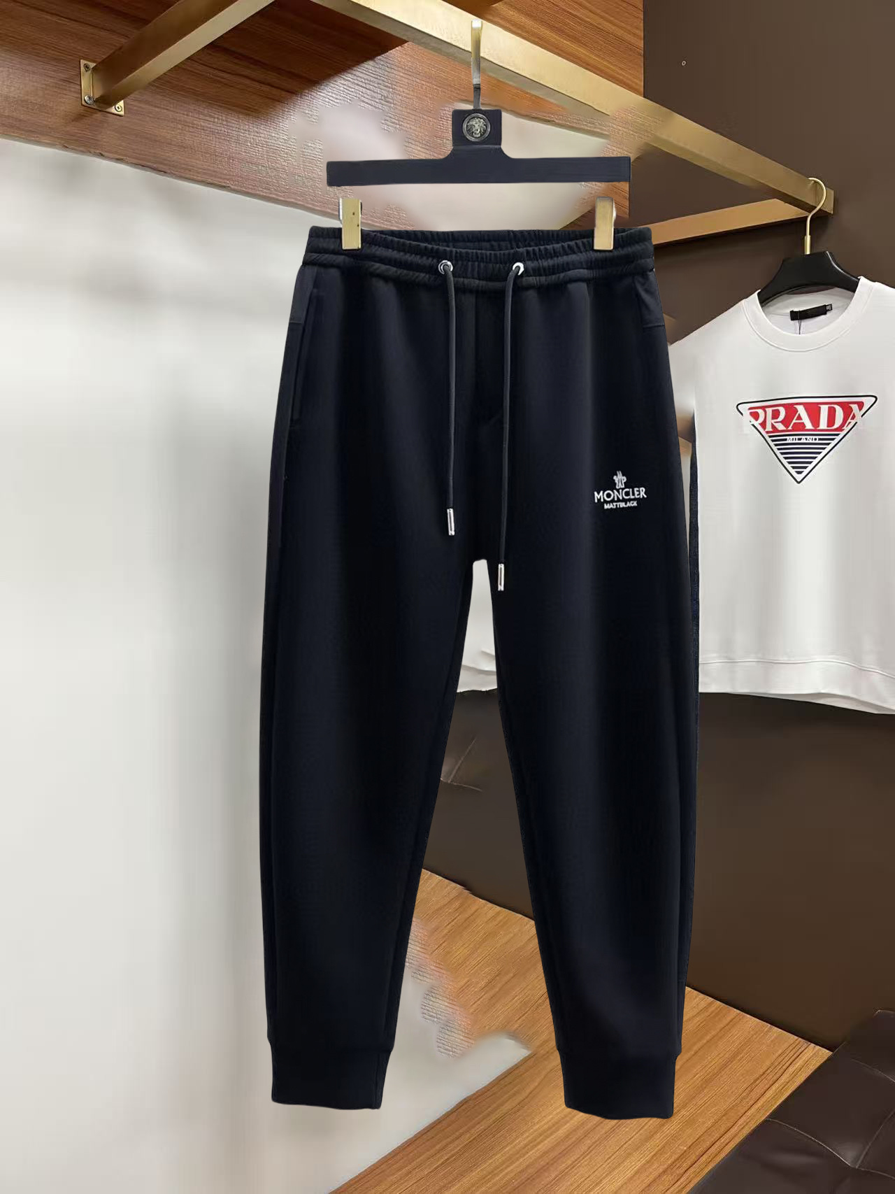 NO:732284,Mengkou 2026 spring and autumn new casual pants! On sale simultaneously on the official website. Brand classic LOGO casual pants, customized fabrics, excellent comfort, strong touch. Highly recognizable, perfect appearance and craftsmanship. Sizes M-3XL, Moncler,19860909蒙口 2026春秋新款休闲裤！官网同步发售.品牌经典LOGO休闲裤,定制面料,舒适度极好,手触感 烈.辦识度极高,完美品相工艺.尺码M-3XL,,Moncler,,Men's clothing