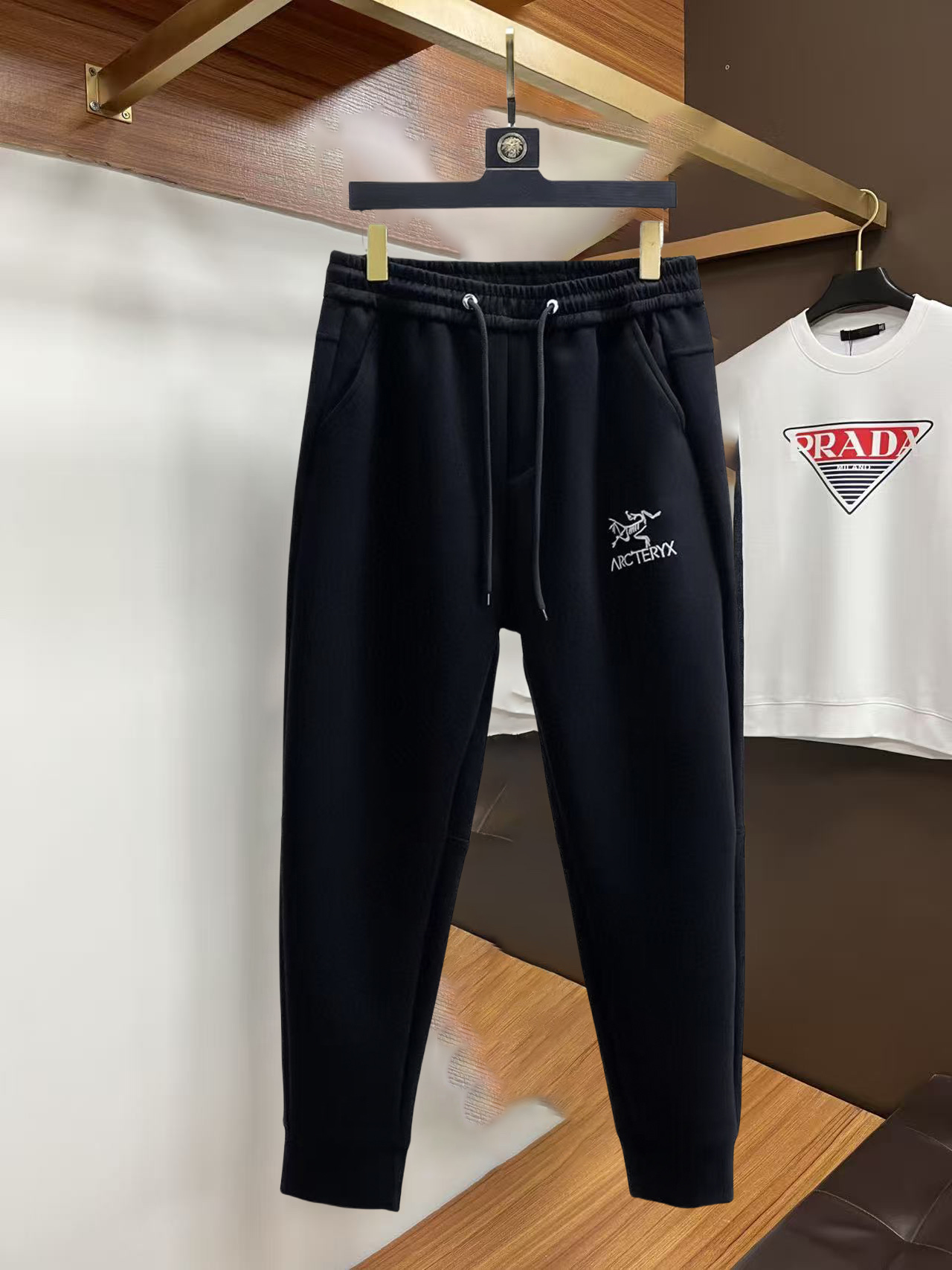 NO:732286,Arc'teryx 2026 spring and autumn new casual pants! On sale simultaneously on the official website. The brand's classic LOGO casual pants, customized fabrics, excellent comfort, strong touch. Highly recognizable, perfect appearance and craftsmanship. Size M-3XL, arc'teryx,19860909始祖鸟 2026春秋新款休闲裤！官网同步发售.品牌经典LOGO休闲裤,定制面料,舒适度极好,手触感 烈.辦识度极高,完美品相工艺.尺码M-3XL,arc'teryx,,Men's clothing