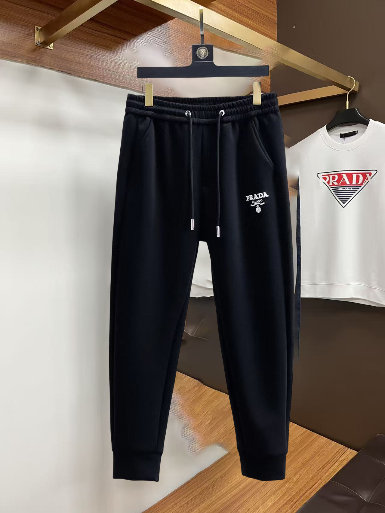 NO:732287,Prada 2026 spring and autumn new casual pants! On sale at the same time on the official website. The brand's classic LOGO casual pants, customized fabrics, excellent comfort, strong touch. Highly recognizable, perfect appearance and craftsmanship. Sizes M-3XL, prada,19860909普拉达 2026春秋新款休闲裤！官网同步发售.品牌经典LOGO休闲裤,定制面料,舒适度极好,手触感 烈.辦识度极高,完美品相工艺.尺码M-3XL,,prada,,Men's clothing