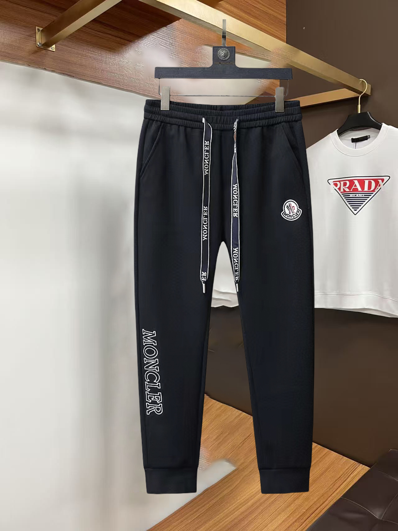 NO:732290,Mengkou 2026 spring and autumn new casual pants! On sale simultaneously on the official website. Brand classic LOGO casual pants, customized fabrics, excellent comfort, strong touch. Highly recognizable, perfect appearance and craftsmanship. Sizes M-3XL, Moncler,19860909蒙口 2026春秋新款休闲裤！官网同步发售.品牌经典LOGO休闲裤,定制面料,舒适度极好,手触感 烈.辦识度极高,完美品相工艺.尺码M-3XL,,Moncler,,Men's clothing
