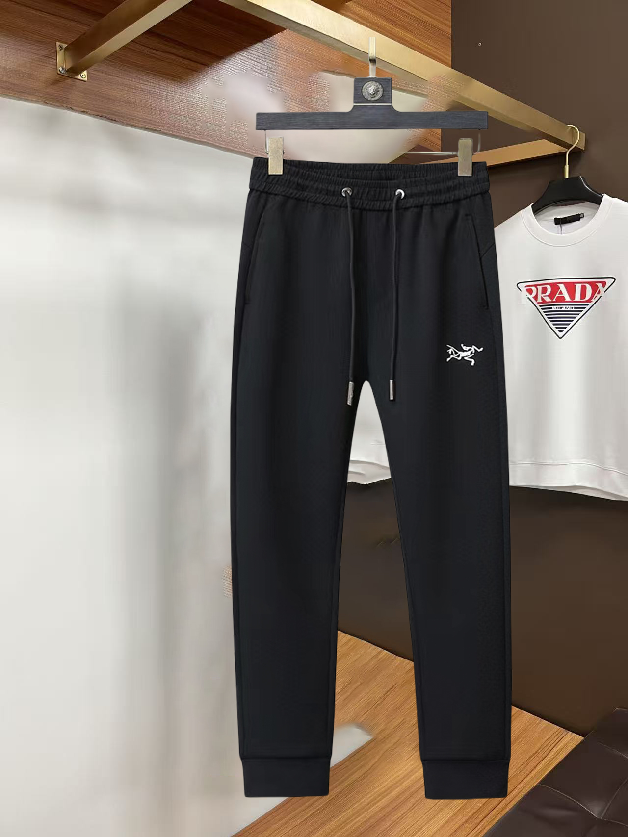 NO:732294,Arc'teryx 2026 spring and autumn new casual pants! On sale simultaneously on the official website. The brand's classic LOGO casual pants, customized fabrics, excellent comfort, strong touch. Highly recognizable, perfect appearance and craftsmanship. Size M-3XL, arc'teryx,19860909始祖鸟 2026春秋新款休闲裤！官网同步发售.品牌经典LOGO休闲裤,定制面料,舒适度极好,手触感 烈.辦识度极高,完美品相工艺.尺码M-3XL,arc'teryx,,Men's clothing