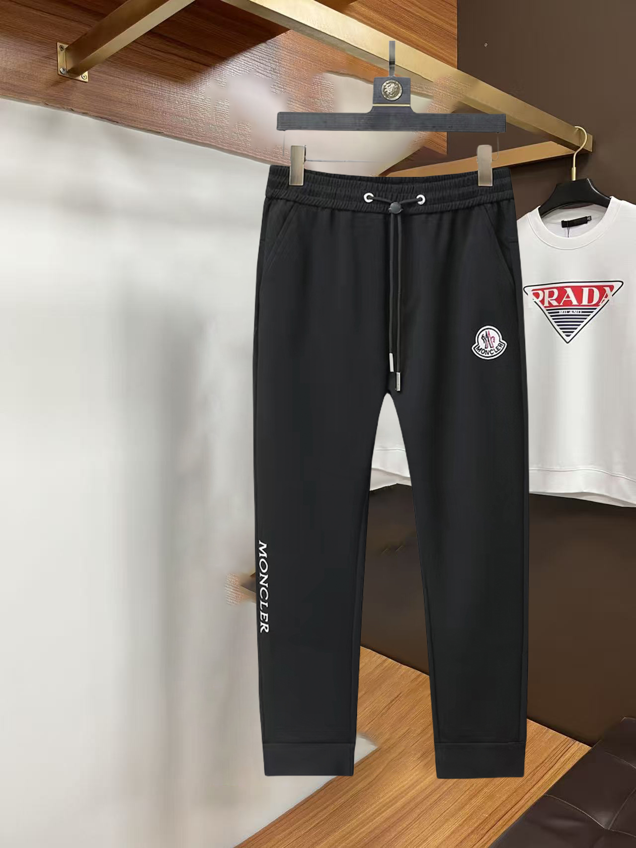 NO:732303,Mengkou 2026 spring and autumn new casual pants! On sale simultaneously on the official website. Brand classic LOGO casual pants, customized fabrics, excellent comfort, strong touch. Highly recognizable, perfect appearance and craftsmanship. Sizes M-3XL, Moncler,19860909蒙口 2026春秋新款休闲裤！官网同步发售.品牌经典LOGO休闲裤,定制面料,舒适度极好,手触感 烈.辦识度极高,完美品相工艺.尺码M-3XL,,Moncler,,Men's clothing