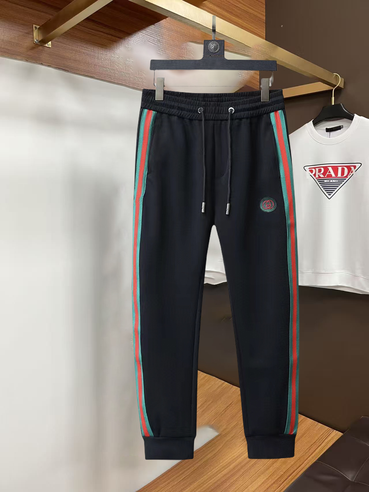 NO:732314,Gucci 2026 spring and autumn new casual pants! On sale simultaneously on the official website. Casual pants with the brand’s classic LOGO, customized fabrics, extremely comfortable, strong touch. Highly recognizable, perfect appearance and craftsmanship. Sizes M-3XL,,19860909古奇 2026春秋新款休闲裤！官网同步发售.品牌经典LOGO休闲裤,定制面料,舒适度极好,手触感 烈.辦识度极高,完美品相工艺.尺码M-3XL,,,Men's clothing