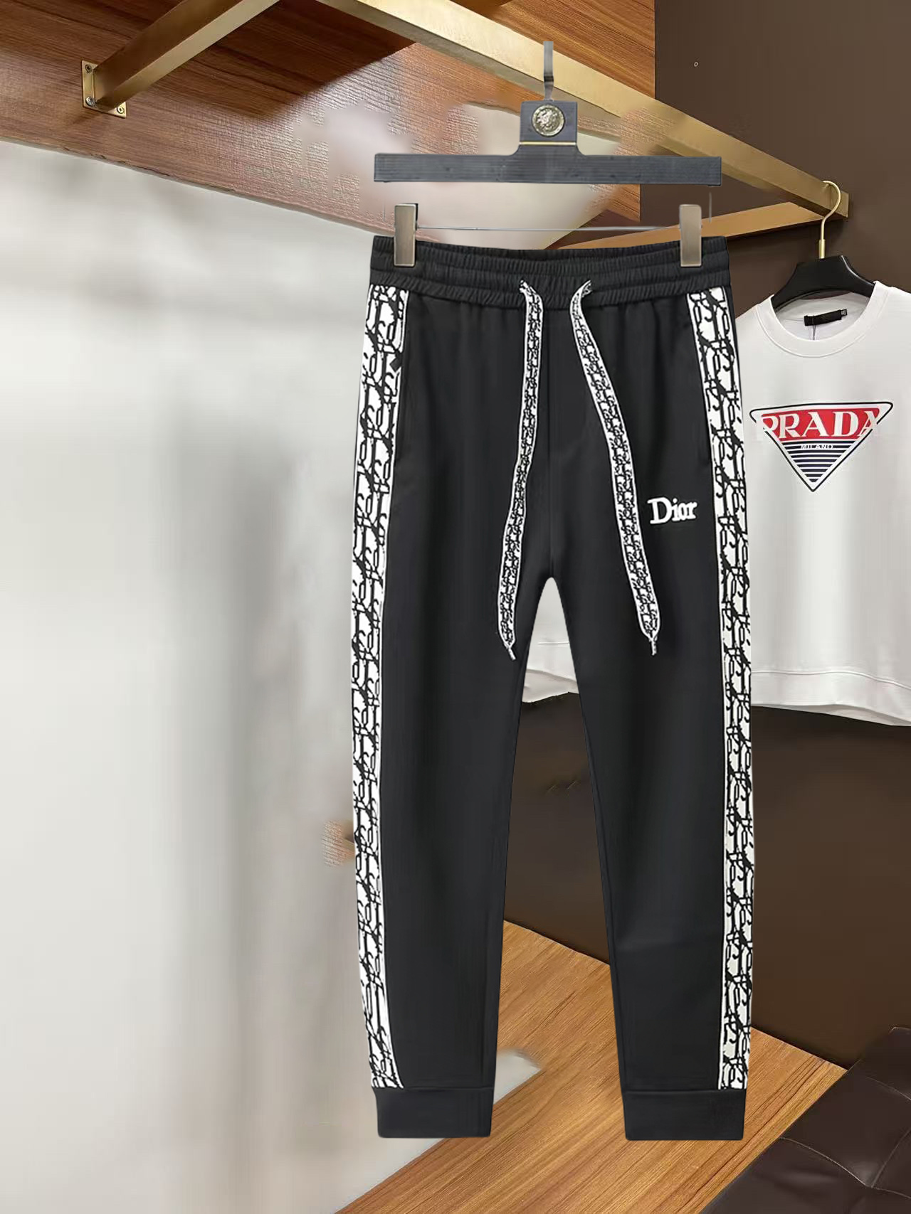NO:732320,Dior 2026 spring and autumn new casual pants! On sale simultaneously on the official website. Brand classic LOGO casual pants, customized fabrics, excellent comfort, strong touch. Highly recognizable, perfect appearance and craftsmanship. Sizes M-3XL, dior,19860909迪奥 2026春秋新款休闲裤！官网同步发售.品牌经典LOGO休闲裤,定制面料,舒适度极好,手触感 烈.辦识度极高,完美品相工艺.尺码M-3XL,,dior,,Men's clothing