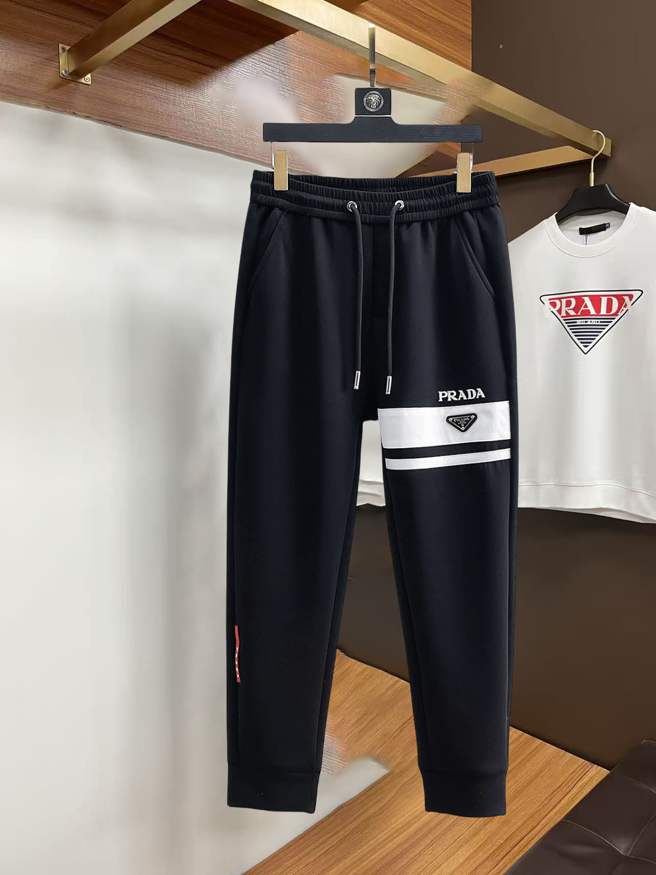 NO:732325,Prada 2026 spring and autumn new casual pants! On sale at the same time on the official website. The brand's classic LOGO casual pants, customized fabrics, excellent comfort, strong touch. Highly recognizable, perfect appearance and craftsmanship. Sizes M-3XL, prada,19860909普拉达 2026春秋新款休闲裤！官网同步发售.品牌经典LOGO休闲裤,定制面料,舒适度极好,手触感 烈.辦识度极高,完美品相工艺.尺码M-3XL,,prada,,Men's clothing