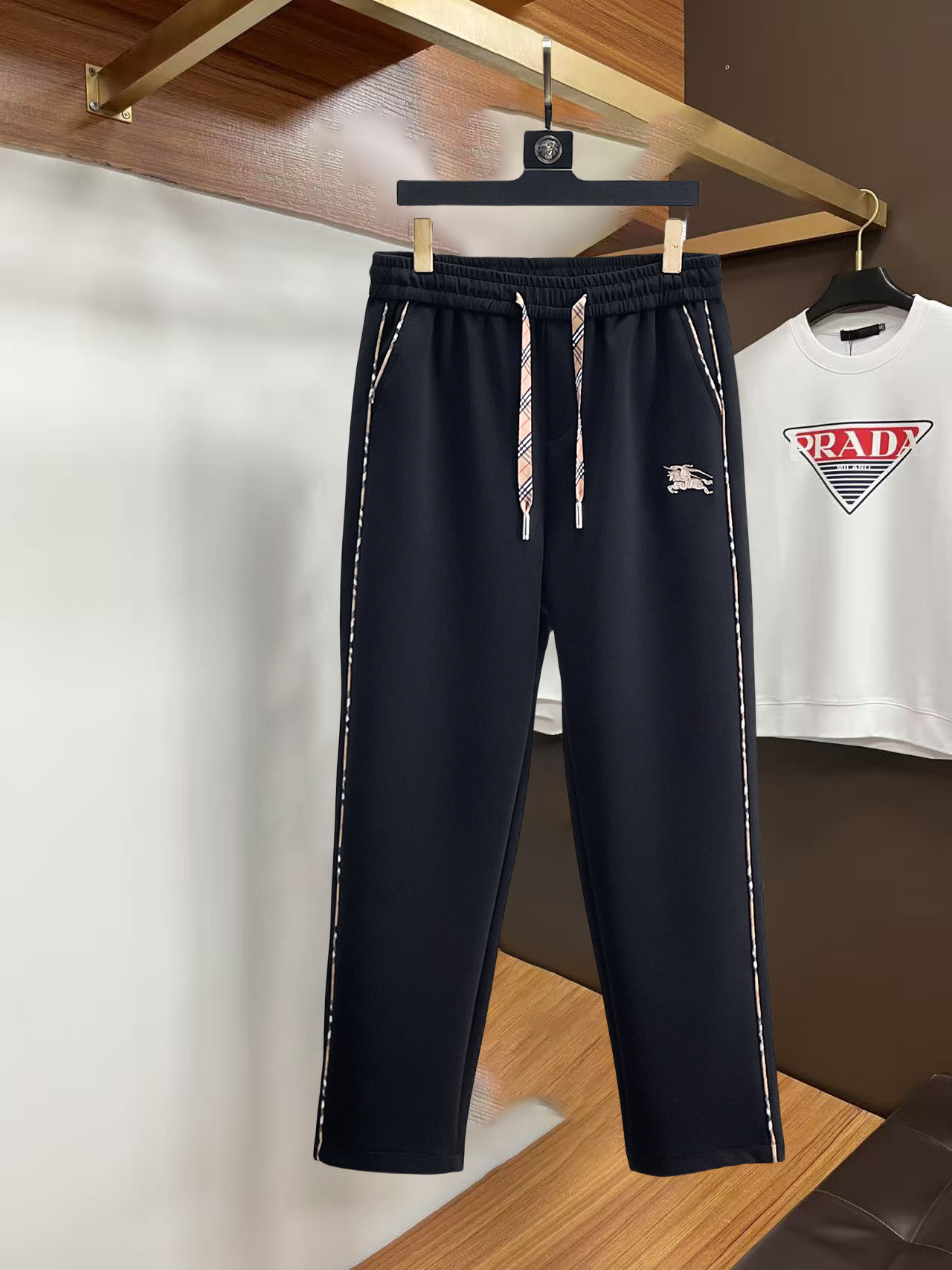 NO:732288,Burberry 2026 spring and autumn new casual pants! On sale simultaneously on the official website. Casual pants with the brand's classic LOGO, customized fabrics, extremely comfortable, strong touch. Highly recognizable, perfect appearance and craftsmanship. Sizes M-3XL, burberry,19860909巴宝莉 2026春秋新款休闲裤！官网同步发售.品牌经典LOGO休闲裤,定制面料,舒适度极好,手触感 烈.辦识度极高,完美品相工艺.尺码M-3XL,,burberry,,Men's clothing