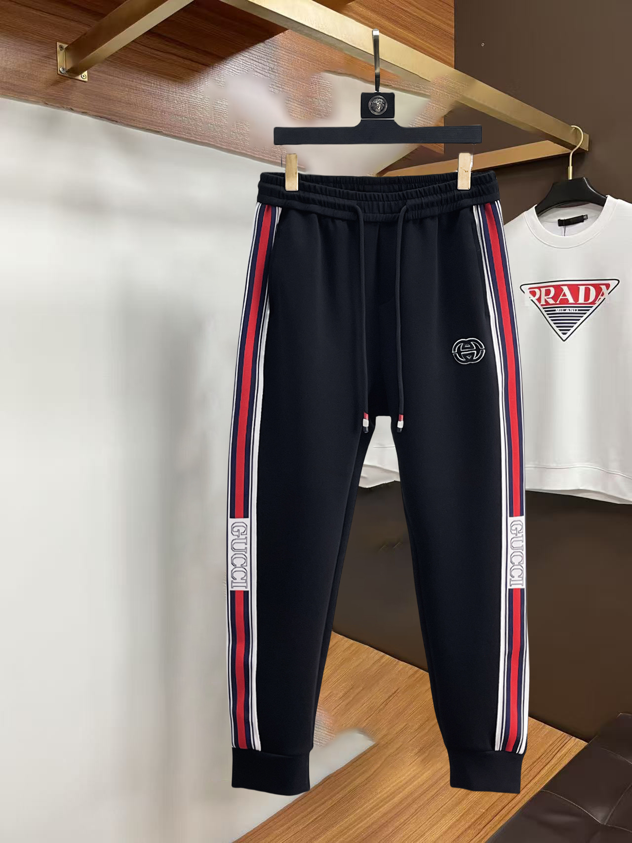 NO:732291,Gucci 2026 spring and autumn new casual pants! On sale simultaneously on the official website. The brand's classic LOGO casual pants, customized fabrics, excellent comfort, strong touch. Highly recognizable, perfect appearance and craftsmanship. Sizes M-3XL,,19860909古奇 2026春秋新款休闲裤！官网同步发售.品牌经典LOGO休闲裤,定制面料,舒适度极好,手触感 烈.辦识度极高,完美品相工艺.尺码M-3XL,,,Men's clothing