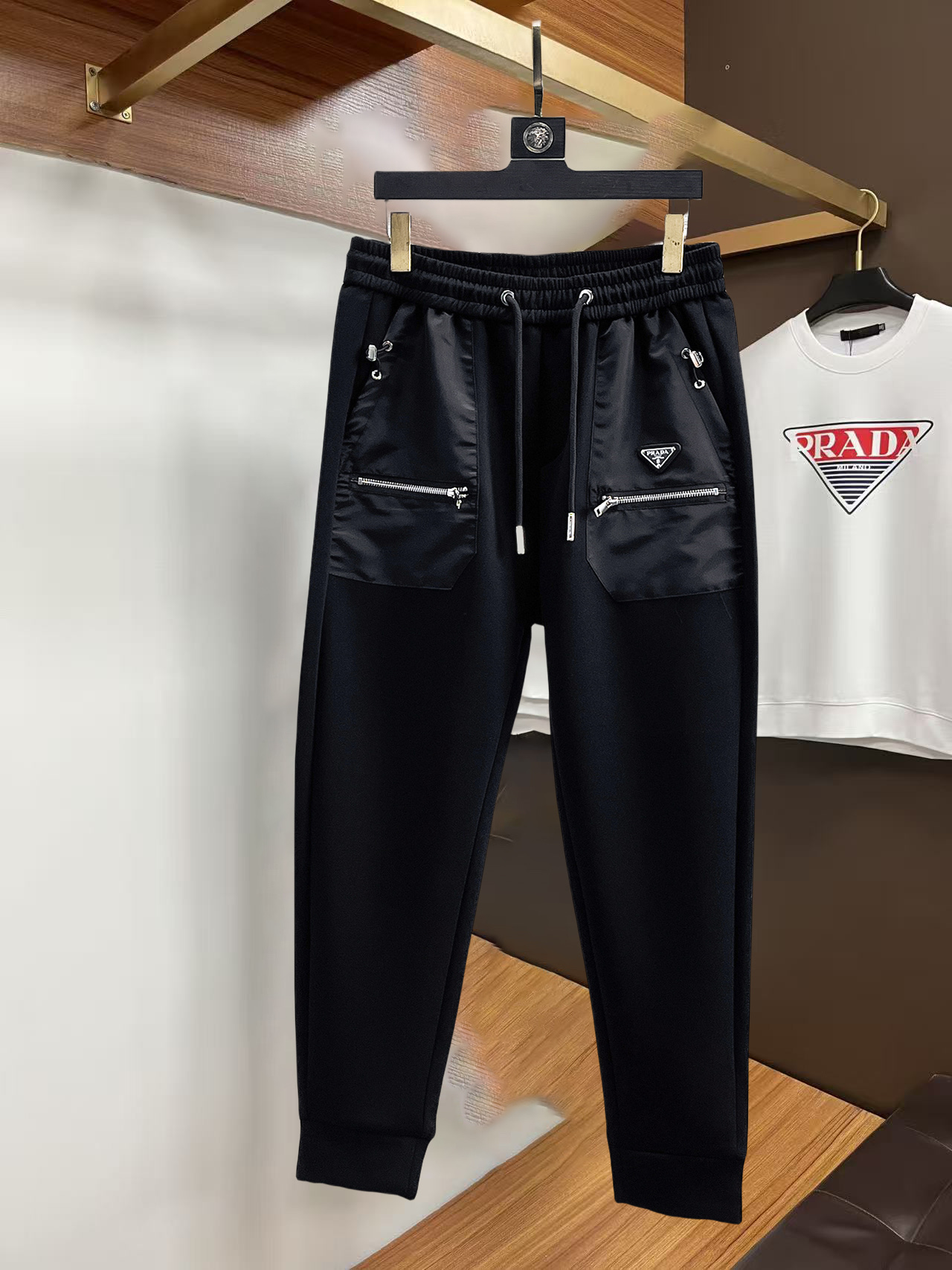 NO:732295,Prada 2026 spring and autumn new casual pants! On sale at the same time on the official website. The brand's classic LOGO casual pants, customized fabrics, excellent comfort, strong touch. Highly recognizable, perfect appearance and craftsmanship. Sizes M-3XL, prada,19860909普拉达 2026春秋新款休闲裤！官网同步发售.品牌经典LOGO休闲裤,定制面料,舒适度极好,手触感 烈.辦识度极高,完美品相工艺.尺码M-3XL,,prada,,Men's clothing