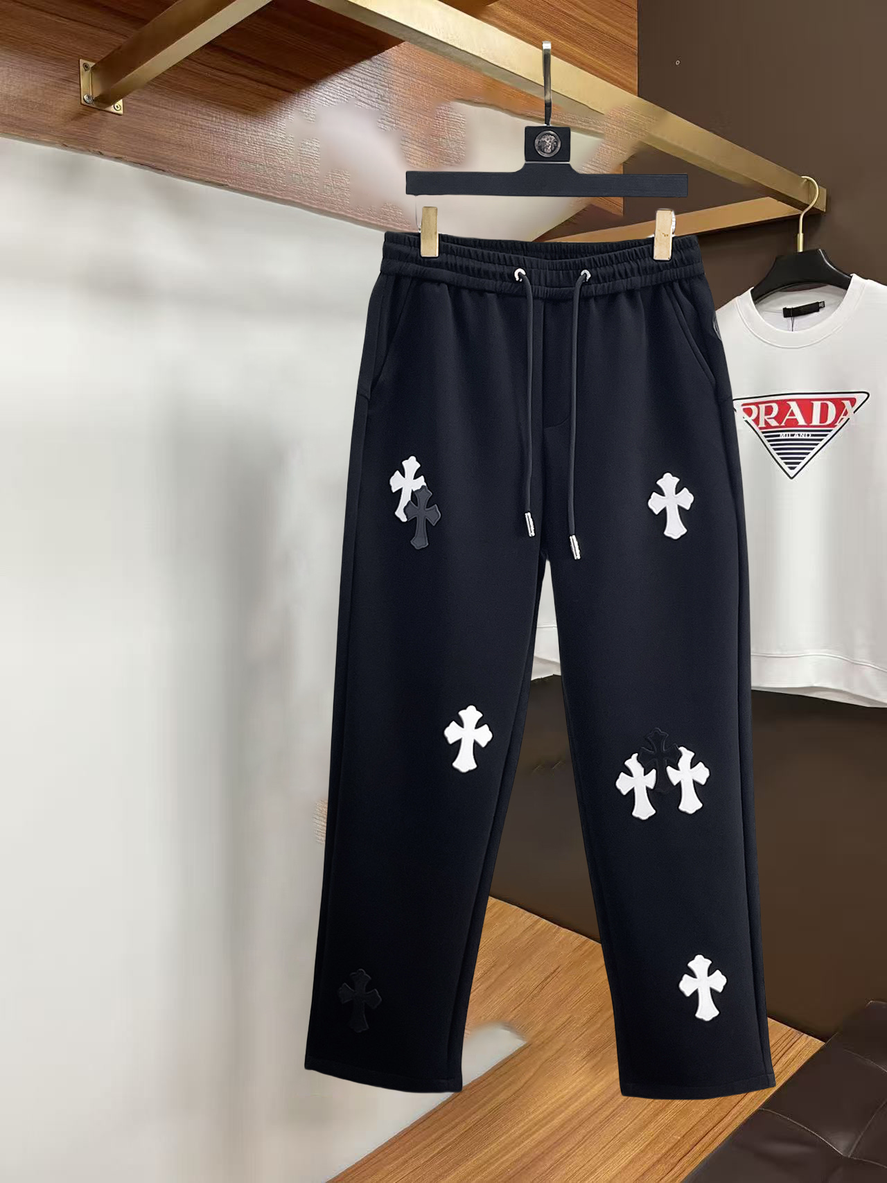 NO:732299,Croixing 2026 spring and autumn new casual pants! On sale at the same time on the official website. The brand's classic LOGO casual pants, customized fabrics, excellent comfort, strong touch. Highly recognizable, perfect appearance and craftsmanship. Sizes M-3XL, chrome hearts,19860909克罗星 2026春秋新款休闲裤！官网同步发售.品牌经典LOGO休闲裤,定制面料,舒适度极好,手触感 烈.辦识度极高,完美品相工艺.尺码M-3XL,,chrome hearts,,Men's clothing