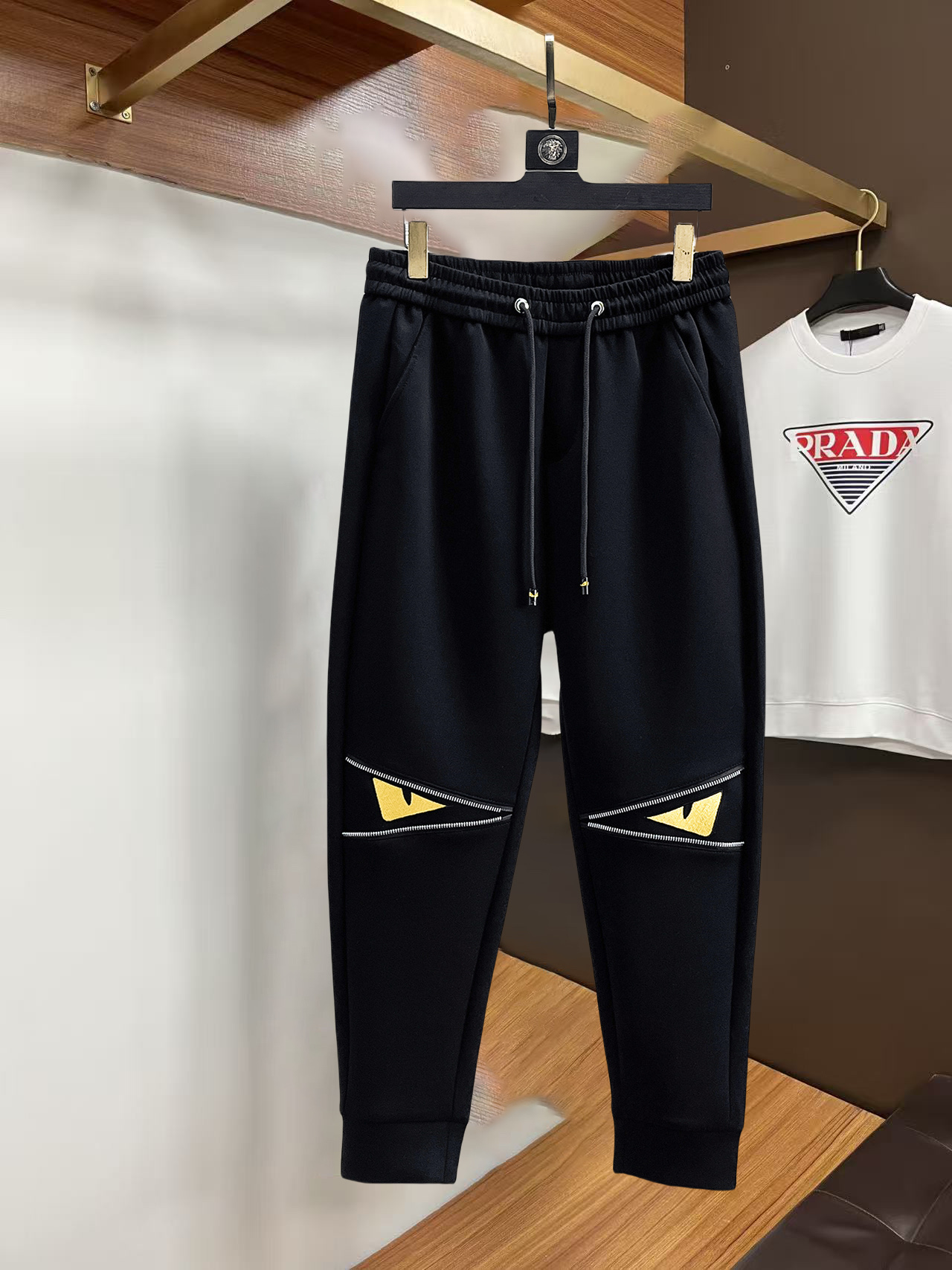 NO:732304,Fendi 2026 spring and autumn new casual pants! On sale simultaneously on the official website. Brand classic LOGO casual pants, customized fabrics, excellent comfort, strong touch. Highly recognizable, perfect appearance and craftsmanship. Sizes M-3XL,, fendi,19860909芬迪 2026春秋新款休闲裤！官网同步发售.品牌经典LOGO休闲裤,定制面料,舒适度极好,手触感 烈.辦识度极高,完美品相工艺.尺码M-3XL,,fendi,,Men's clothing