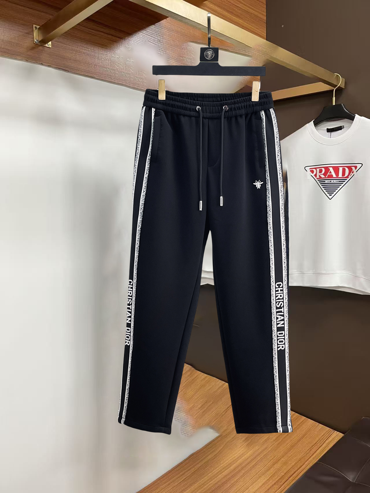 NO:732310,Dior 2026 spring and autumn new casual pants! On sale simultaneously on the official website. Brand classic LOGO casual pants, customized fabrics, excellent comfort, strong touch. Highly recognizable, perfect appearance and craftsmanship. Sizes M-3XL, dior,19860909迪奥 2026春秋新款休闲裤！官网同步发售.品牌经典LOGO休闲裤,定制面料,舒适度极好,手触感 烈.辦识度极高,完美品相工艺.尺码M-3XL,,dior,,Men's clothing