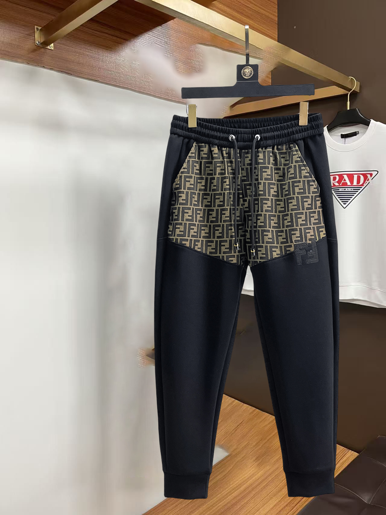 NO:732315,Fendi 2026 spring and autumn new casual pants! On sale simultaneously on the official website. Brand classic LOGO casual pants, customized fabrics, excellent comfort, strong touch. Highly recognizable, perfect appearance and craftsmanship. Sizes M-3XL,, fendi,19860909芬迪 2026春秋新款休闲裤！官网同步发售.品牌经典LOGO休闲裤,定制面料,舒适度极好,手触感 烈.辦识度极高,完美品相工艺.尺码M-3XL,,fendi,,Men's clothing