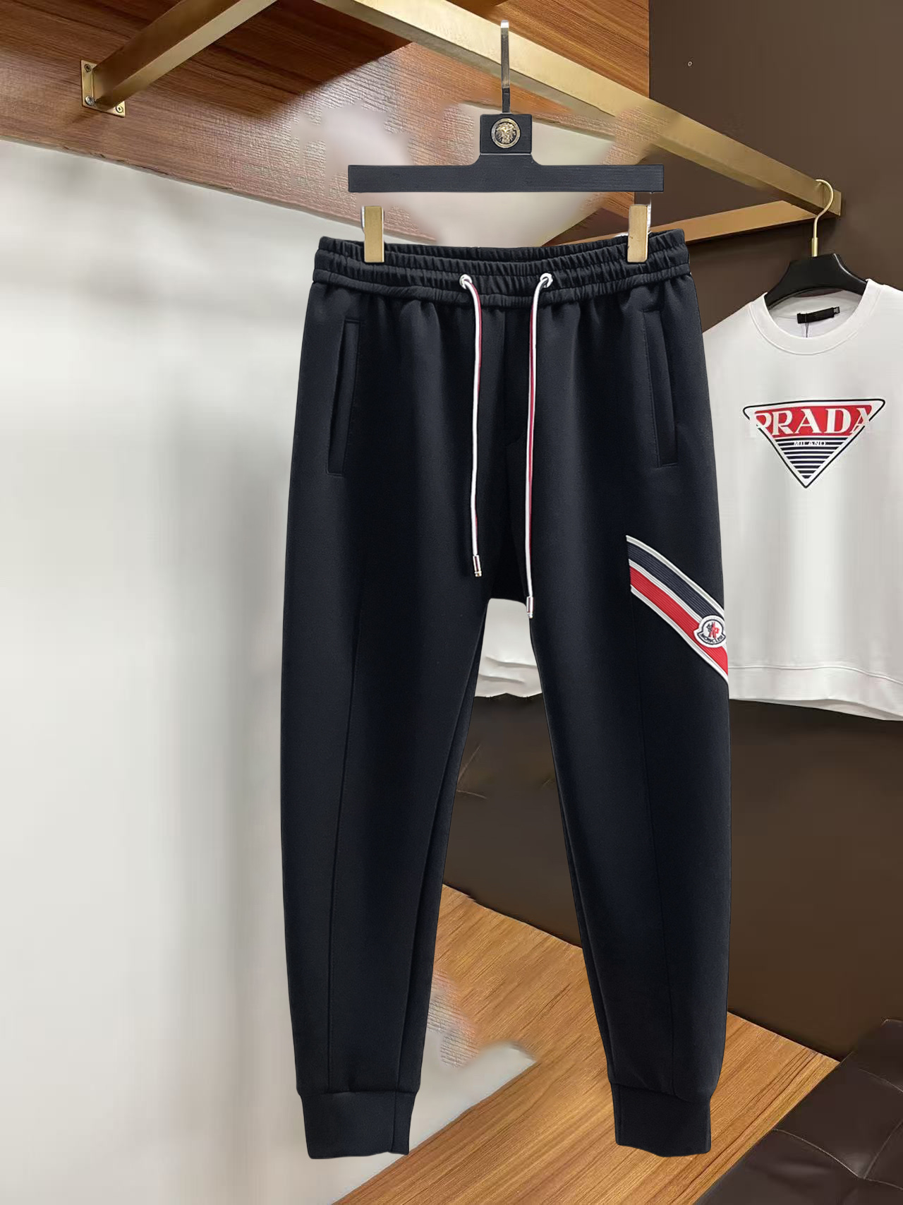 NO:732332,Mengkou 2026 spring and autumn new casual pants! On sale simultaneously on the official website. Brand classic LOGO casual pants, customized fabrics, excellent comfort, strong touch. Highly recognizable, perfect appearance and craftsmanship. Sizes M-3XL, Moncler,19860909蒙口 2026春秋新款休闲裤！官网同步发售.品牌经典LOGO休闲裤,定制面料,舒适度极好,手触感 烈.辦识度极高,完美品相工艺.尺码M-3XL,,Moncler,,Men's clothing