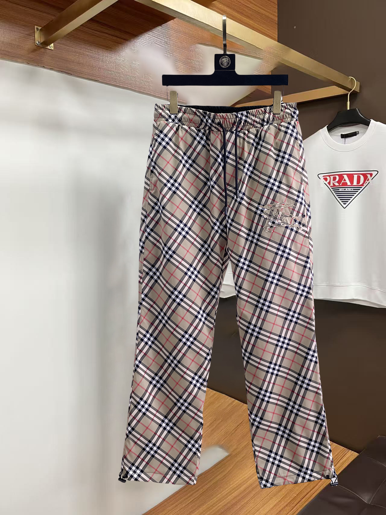 NO:732292,Burberry 2026 spring and autumn new casual pants! On sale simultaneously on the official website. Casual pants with the brand's classic LOGO, customized fabrics, extremely comfortable, strong touch. Highly recognizable, perfect appearance and craftsmanship. Sizes M-3XL, burberry,19860909巴宝莉 2026春秋新款休闲裤！官网同步发售.品牌经典LOGO休闲裤,定制面料,舒适度极好,手触感 烈.辦识度极高,完美品相工艺.尺码M-3XL,,burberry,,Men's clothing