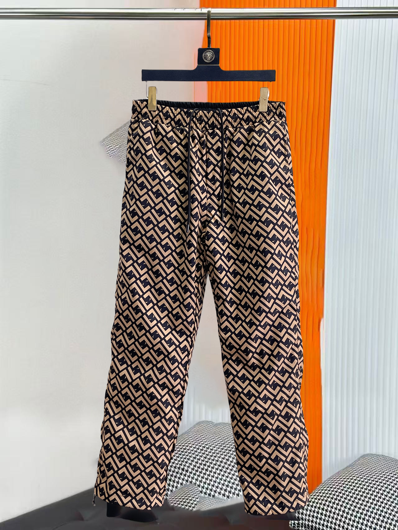 P200 Fendi Pantalones casuales nueva temporada primavera/otoño 2026. Venta simultánea en la web oficial. Pantalones cas…
