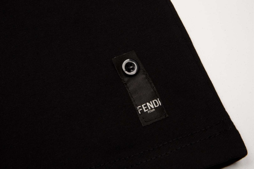 💰 88 
🔥FENDI 芬迪眼睛印花圆领短袖T恤 采用高克重克重纯棉面料 进口印花工艺手感非常舒服 OS落肩版型，时尚又个性，超级百搭的一款！螺纹领口不松垮 高温固色 通肩拉条工艺。男女同款。尺码：