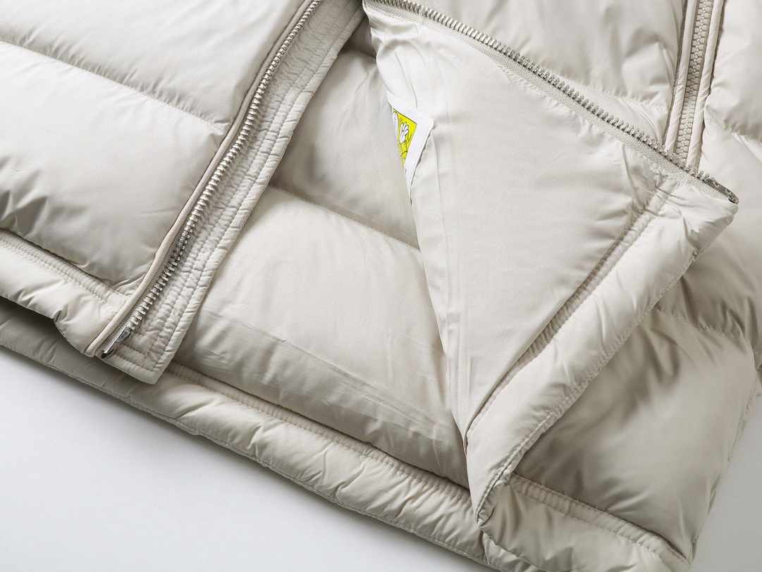 Moncler 蒙口羽绒服 可脱卸式連帽デザイン・米白・黒