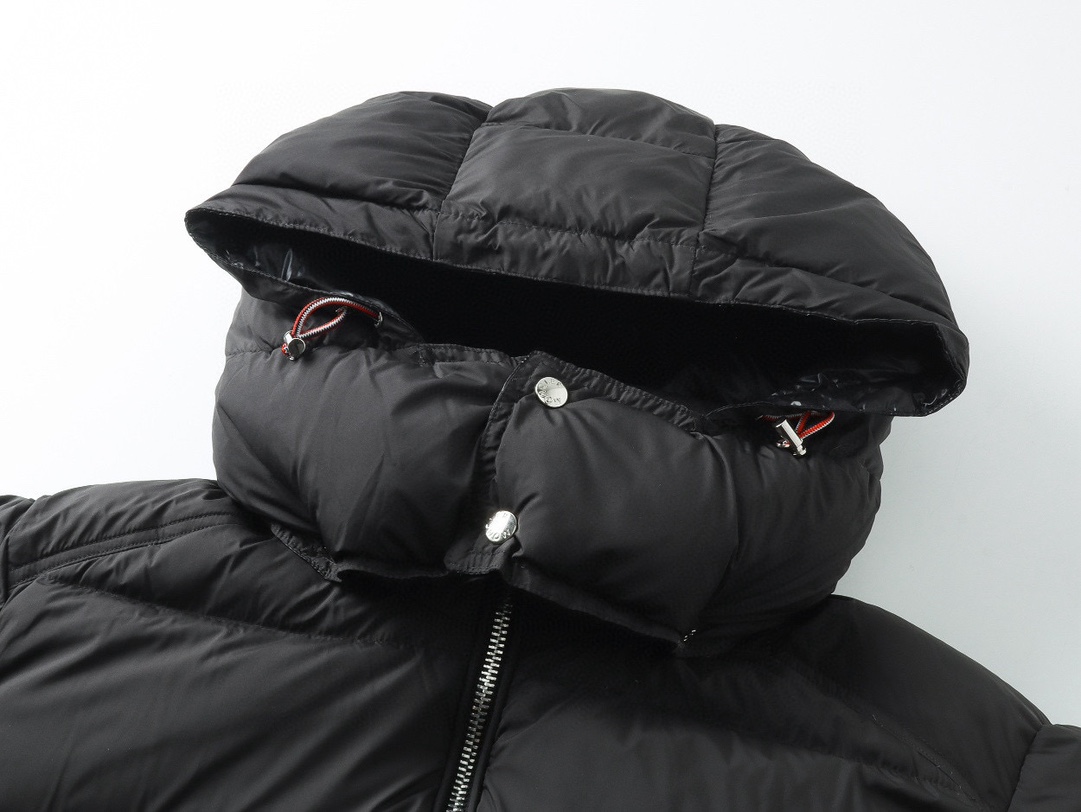 Moncler P708 ダウンジャケット - デザイン性と機能性が融合