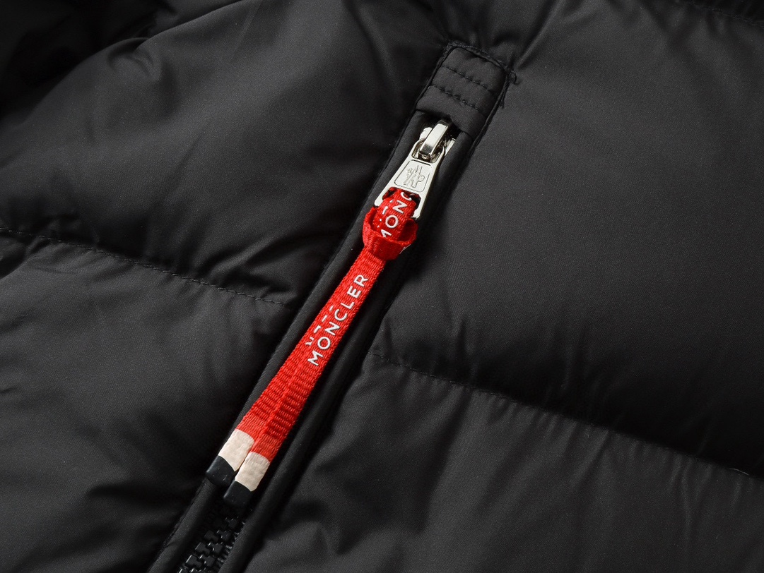 Moncler P708 ダウンジャケット - デザイン性と機能性が融合