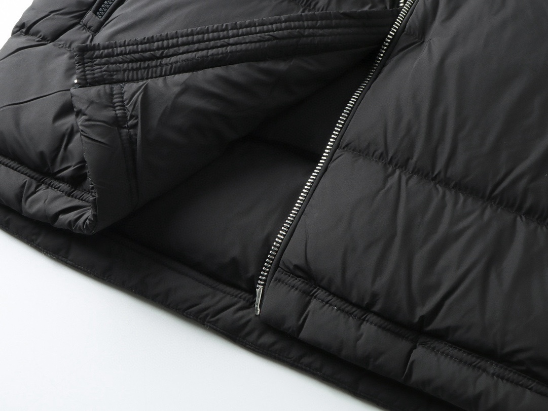 Moncler P708 ダウンジャケット - デザイン性と機能性が融合