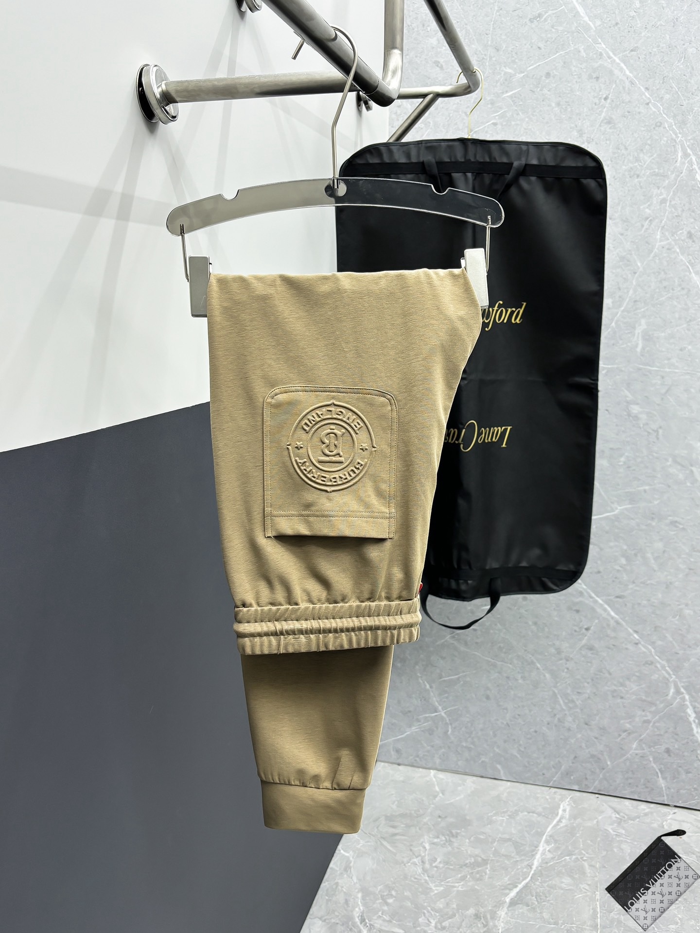 NO:117867,BURBERRY/Burberry New Spring and Summer Counter Top Men's Original Single Sports Leisure Pants Fashionable Elastic Strap Pants. Spring and Summer High-end Counter Quality, Original Single Finecraft craftsmanship creates a more luxurious style. A versatile trousers that combine casual and fashionable sweatpants, perfectly controls various outfit needs, high-density cotton fabric, soft and delicate, skin-friendly, and has good vertical breathability. It is also an indispensable matching artifact in men's wardrobe, and is a classic style of practical wear. The design style of the whole casual pants is simple and fashionable, which is very consistent with the low-luxury style setting. The elastic waist of the trouser waist and the special texture drawstring design are easy to wear. It is not only full of details, but also very practical. The unique and distinctive design concept. The pioneering artistic representation makes it popular all over the world, and it can fully consider the comfort of wearing, allowing you to walk at the peak of high-end fashion. Size M~4XL  (29-30=M,31-32=L,33-34=XL,35-36=2XL,38=3XL,4XL=40),,burberry,burberry,alexander wang19860909BURBERRY/巴宝莉 春夏专柜新款 顶级男士原单运动休闲裤时尚松紧带卫裤. 春夏高端专柜品质,原单精致工艺打造更显奢华风范,一款休闲时尚卫裤兼备的百搭裤装,完美驾驭各种穿搭需求,高密度精棉材质面料,柔软细腻更加亲肤,垂直感十足透气性好.也是男士衣橱里不可缺少的搭配神器,属于实穿型的经典款式.整条休闲裤的设计风格简洁时尚,非常符合低奢的风格设定,裤腰弹力加特色质感抽绳设计,穿着方便,不但细节感满满,同时也极具实用性,独特的质感鲜明的设计理念,先锋的艺术表征让它风靡全球,又能充分考虑穿着的舒适性,让你走在高端时尚的顶峰. 尺码M～4XL (29-30=M,31-32=L,33-34=XL,35-36=2XL,38=3XL,4XL=40),,burberry,burberry,alexander wang,Men's clothing