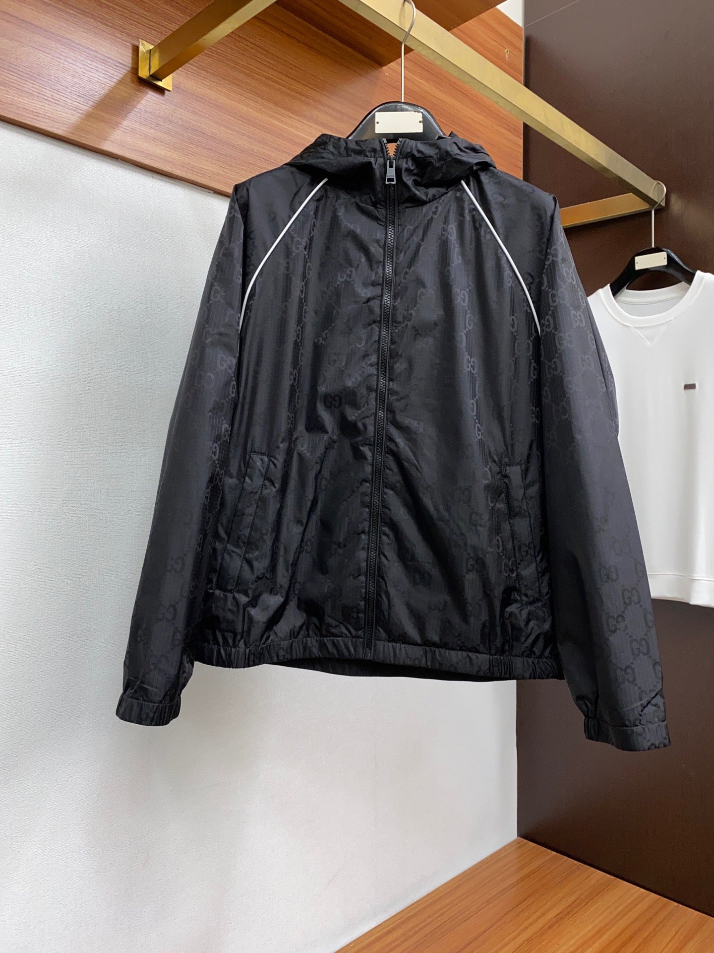 NO:160006,,GUCCI/Guqi GW counter new style GUCCI family's annual high-end series original single luxury fashion casual men's high-end hooded trench coat jacket. Exquisite original single auxiliary materials   polyester fiber fabric, simple original logo design shows a more luxurious style, perfectly cut and comfortable and stylish, with a strong overall visual sense, which conforms to men's practical dressing habits. A must-have item for high-end men, a temperament product that fully outputs your charm!  The overall design style of this model is simple and elegant, with a classic design, the upper body effect is very good, and the sense of nobility is naturally generated, with a very high recognition, showing an extraordinary sense of style and taste!  It is really obvious that the extra points for men’s aura can feel that extraordinary sense of specification!  Size M~3XL (110~190 catties can be worn), gucci, jackets & coats, jackets & coats, hats, alexander wang19860909,GUCCI/古奇 GW专柜新款 GUCCI家族年度高端系列 原单奢华时尚休闲男士高端连帽风衣外套夹克. 精致原单辅料 聚酯纤维面料,简洁原版logo设计更显奢华的风范,裁剪完美穿着舒适有型,整体视觉感超强,吻合了男性实用的穿衣习惯. 高端男士必备单品,一款全面输出你魅力的气质型产物！扑面而来的奢华感与时尚感,此款整体设计风格简约大气,经典的版型设计,上身效果非常之好,尊贵感油然而生,辨识度相当之高,彰显不凡的格调感跟品味感！对于男士的气场加分真的是显而易见的事情能够感受到那种非同凡响的规格感！ 尺码M～3XL(110～190斤可穿）,,gucci,jackets & coats,jackets & coats,hats,alexander wang,Men's clothing