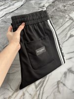 P320 D & G /Dolce Bannina 2024 Autumn en Winter Teller Nieuwe top heren originele sportsportbroeken mode losse broek. 24SS Autumn en Winter High -Eind Teller -kwaliteit, het originele voortreffelijke vakmanschap creëert meer luxueuze stijl, een wilde broek met beide casual modebroek, die perfect verschillende verbandbehoeften, hoog -dichtheid katoenmateriaal structuur vol ademend vermogen bestuurt. Het is ook een onmisbaar bijpassend artefact in herengarderobe, die tot de klassieke stijl behoort. De ontwerpstijl van de hele informele broek is eenvoudig en stijlvol, wat zeer geschikt is voor lage luxe stijlinstellingen. , en kan het comfort van het dragen volledig overwegen, zodat u op het hoogtepunt van hoge mode kunt lopen. Grootte: M ~ 3xl 1 P320 D & G /Dolce Bannina 2024 Autumn en Winter Teller Nieuwe top heren originele sportsportbroeken mode losse broek. 24SS Autumn en Winter High -Eind Teller -kwaliteit, het originele voortreffelijke vakmanschap creëert meer luxueuze stijl, een wilde broek met beide casual modebroek, die perfect verschillende verbandbehoeften, hoog -dichtheid katoenmateriaal structuur vol ademend vermogen bestuurt. Het is ook een onmisbaar bijpassend artefact in herengarderobe, die tot de klassieke stijl behoort. De ontwerpstijl van de hele informele broek is eenvoudig en stijlvol, wat zeer geschikt is voor lage luxe stijlinstellingen. , en kan het comfort van het dragen volledig overwegen, zodat u op het hoogtepunt van hoge mode kunt lopen. Grootte: M ~ 3xl