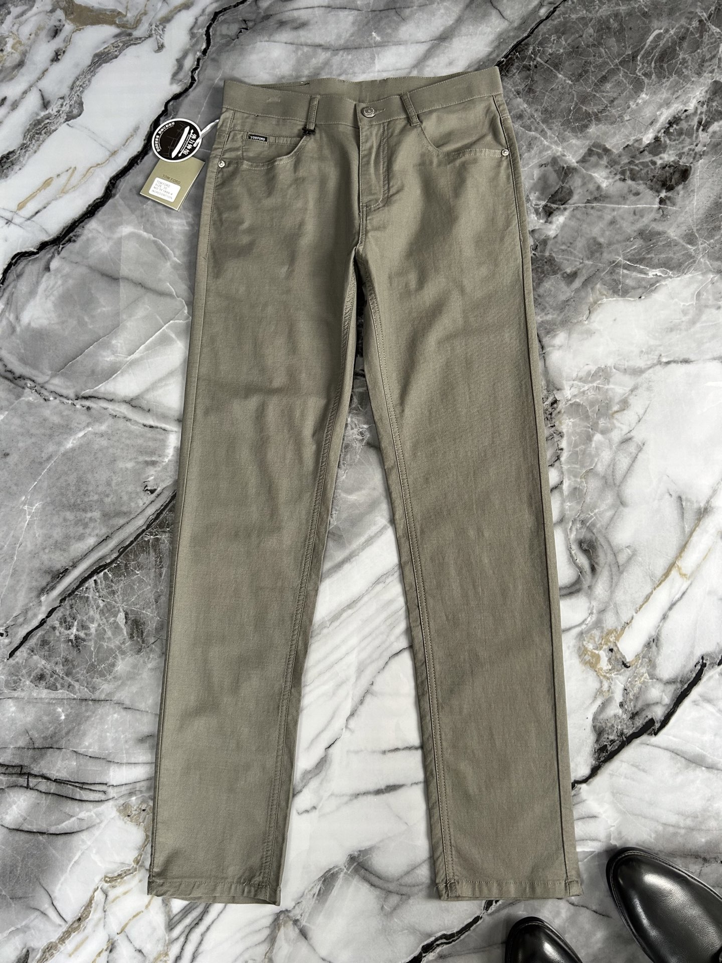 Luxury Men’s Pants Collection: High-End Style, Quality, and Design for 2025 - 图片 6
