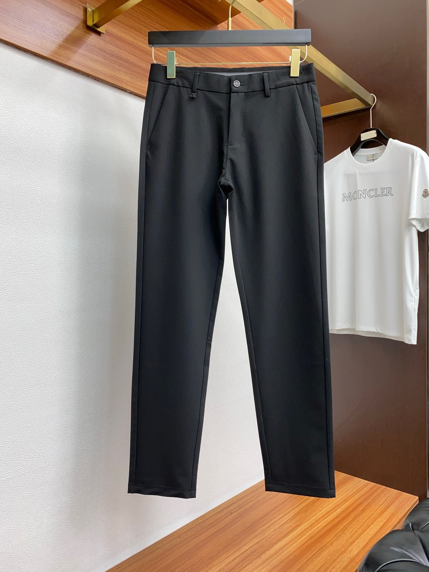 Valentino Spring/Summer 2025 Men’s Fashion Customized Top-Level Single-Spring Nail Pants - 图片 2