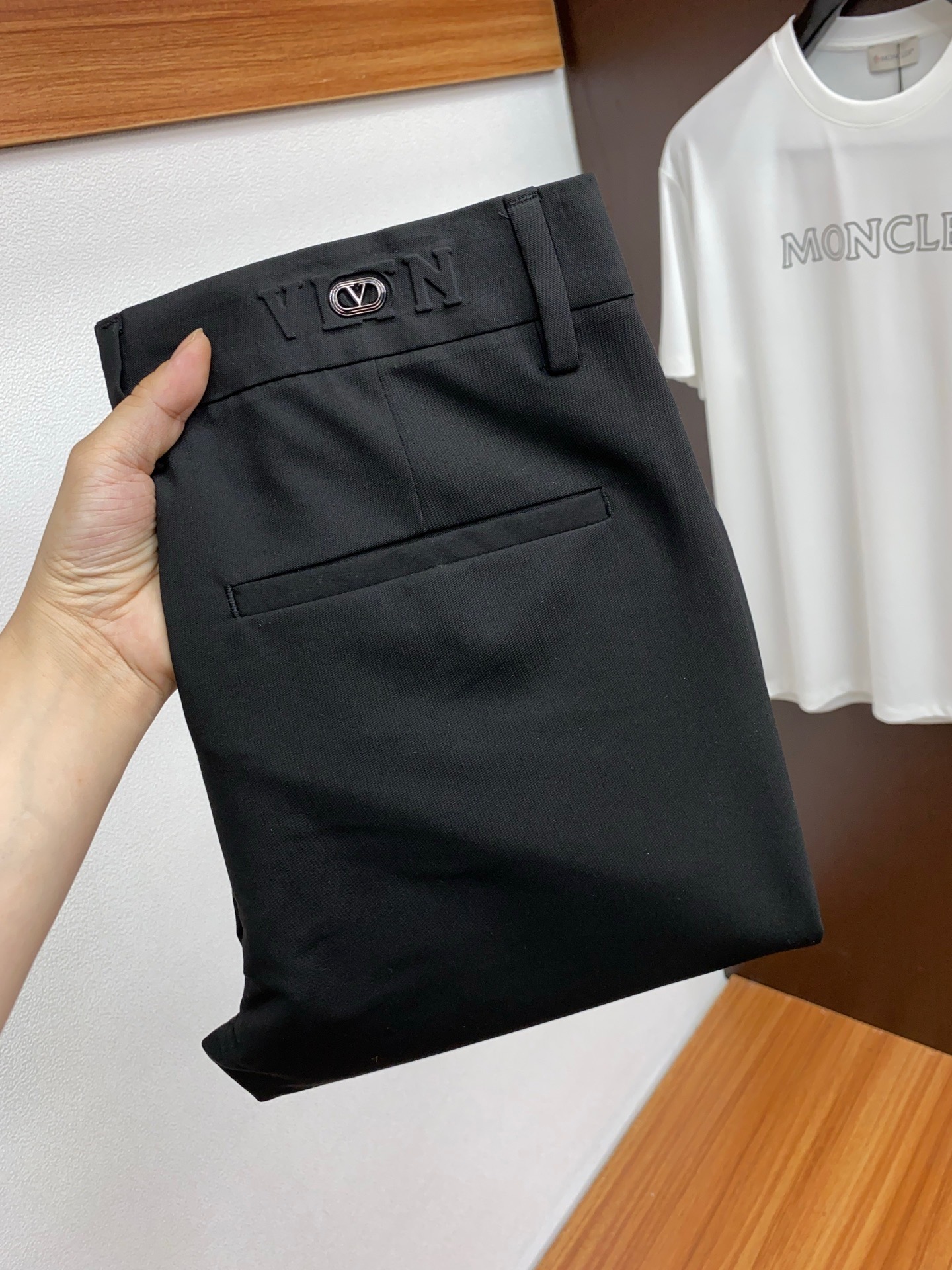 Valentino Spring/Summer 2025 Men’s Fashion Customized Top-Level Single-Spring Nail Pants - 图片 1