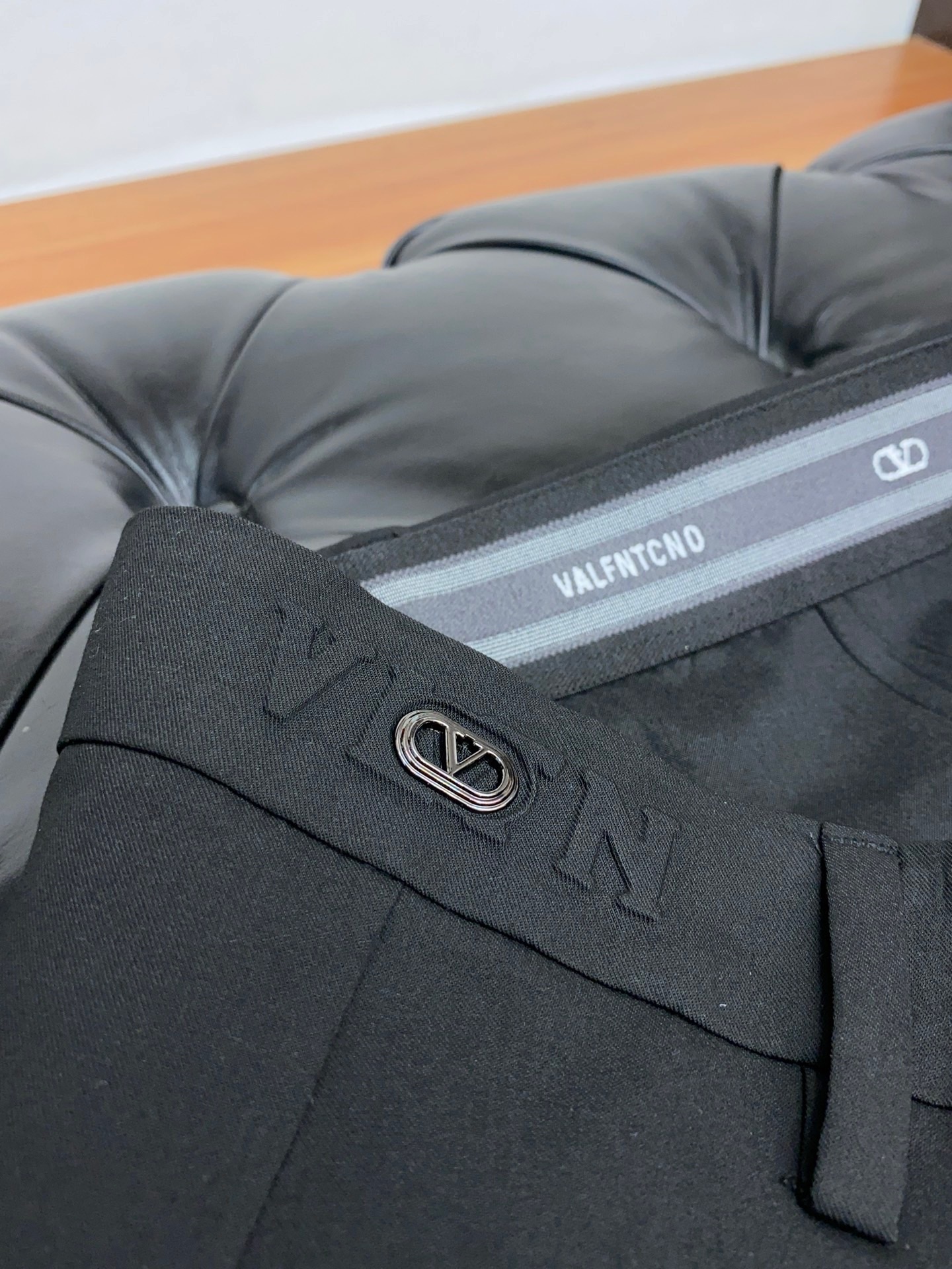 Valentino Spring/Summer 2025 Men’s Fashion Customized Top-Level Single-Spring Nail Pants - 图片 6