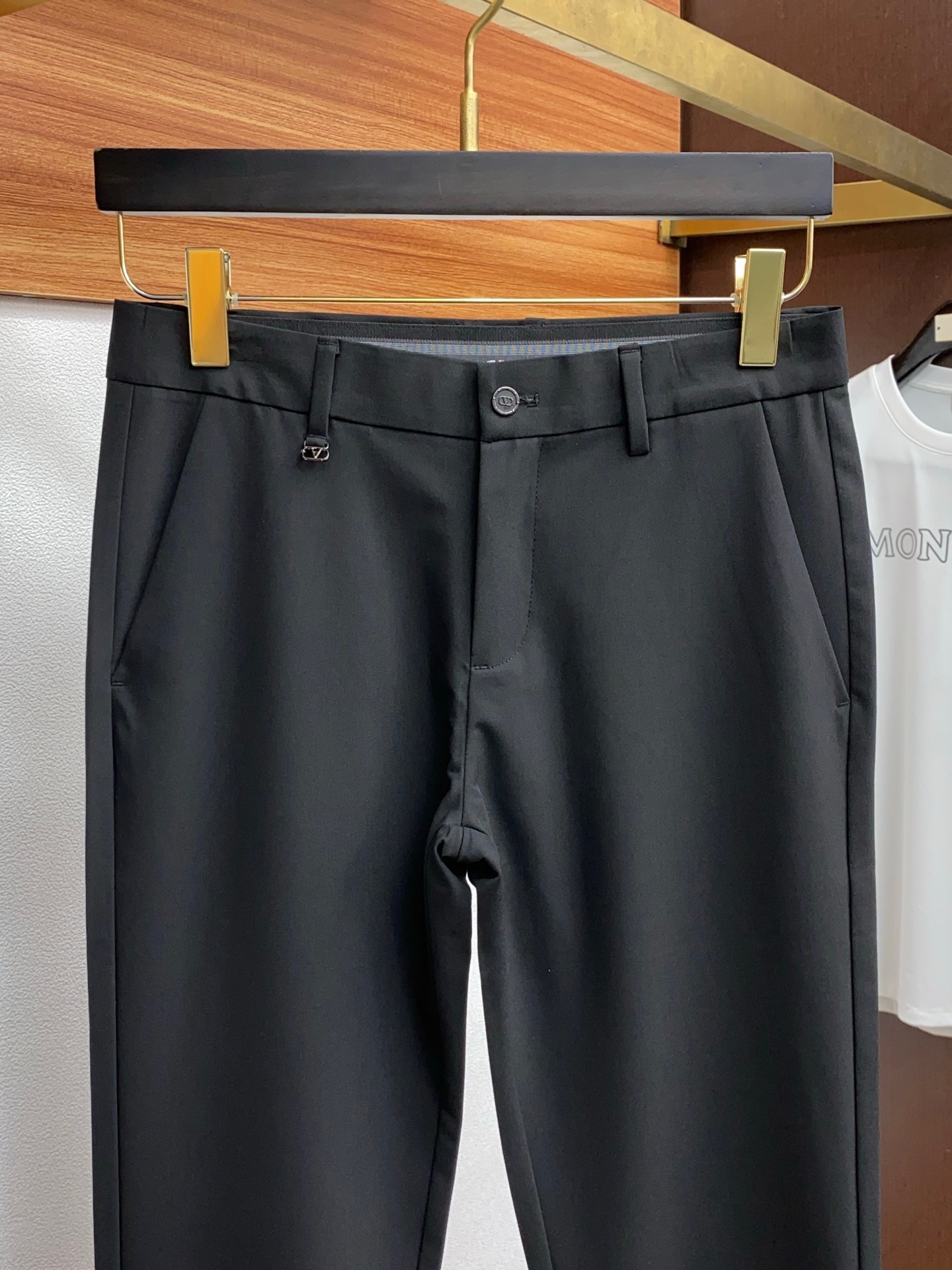 Valentino Spring/Summer 2025 Men’s Fashion Customized Top-Level Single-Spring Nail Pants - 图片 4