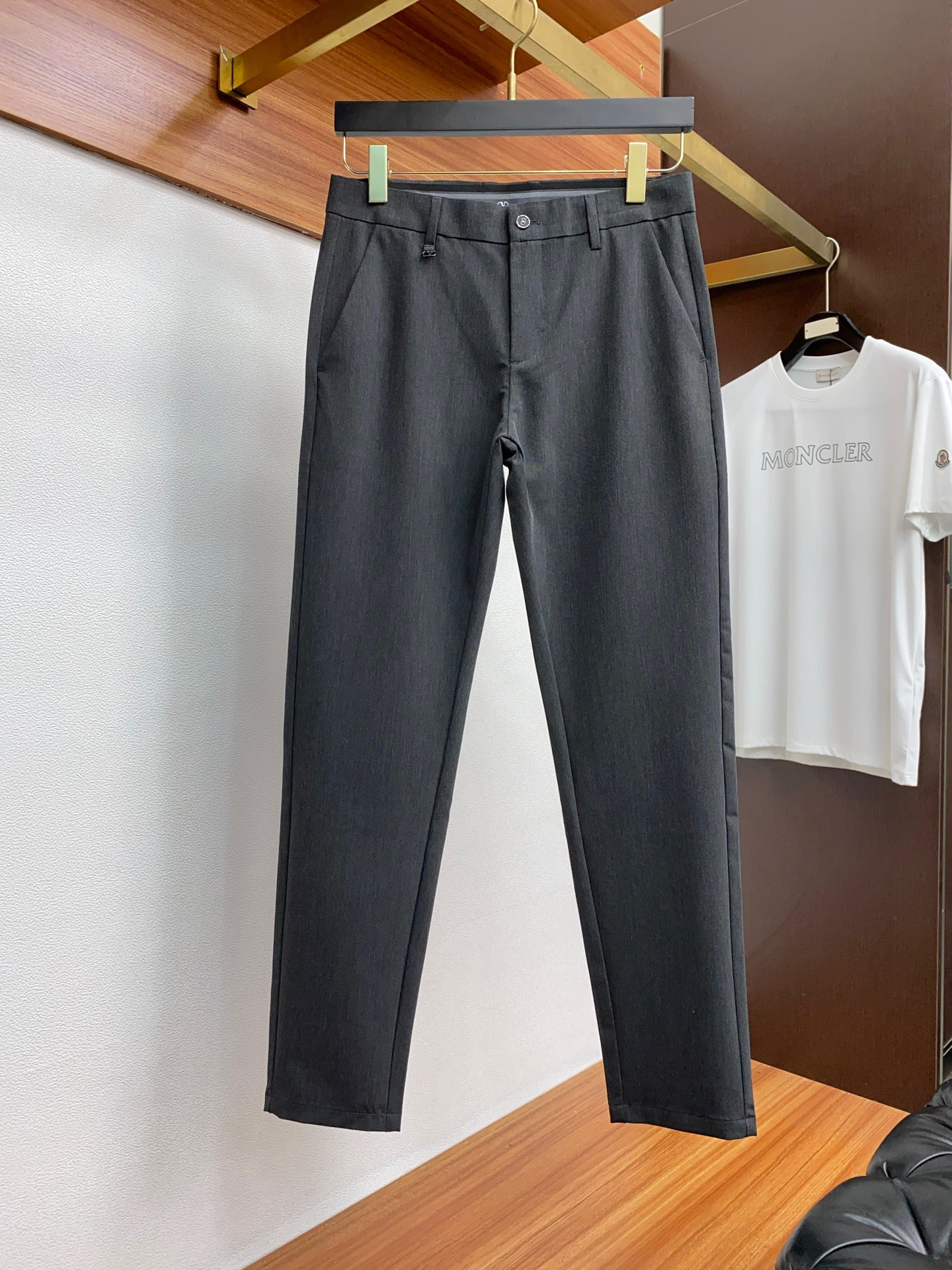 Valentino Spring/Summer 2025 Men’s Fashion Single-Spring Nail Pants: Luxury, Style, and Quality - 图片 2