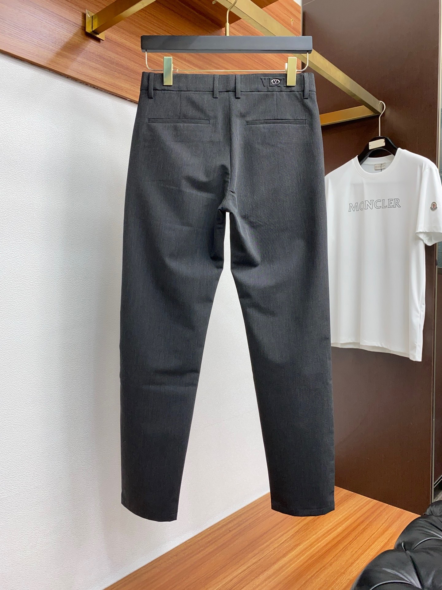 Valentino Spring/Summer 2025 Men’s Fashion Single-Spring Nail Pants: Luxury, Style, and Quality - 图片 3