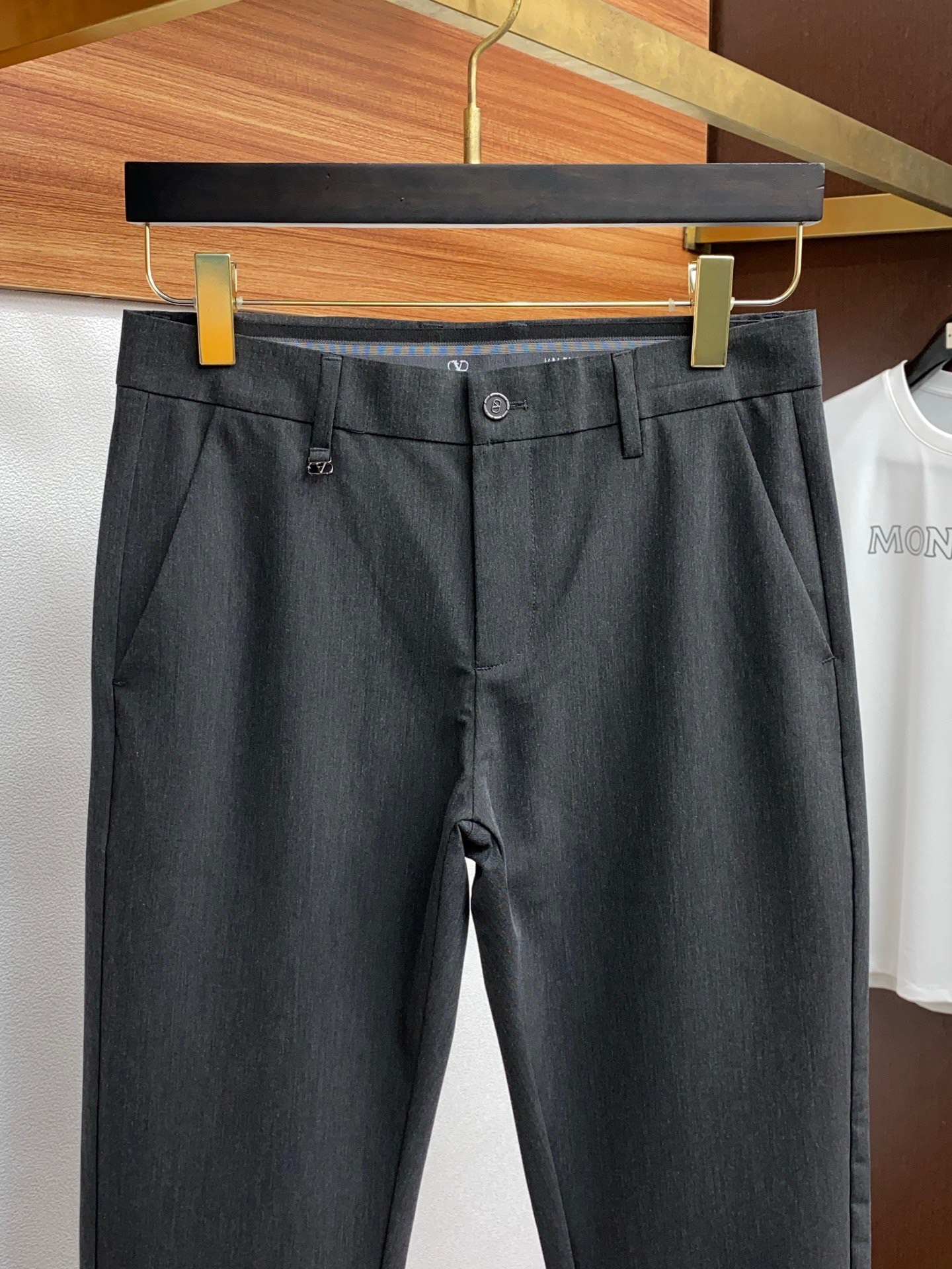Valentino Spring/Summer 2025 Men’s Fashion Single-Spring Nail Pants: Luxury, Style, and Quality - 图片 4