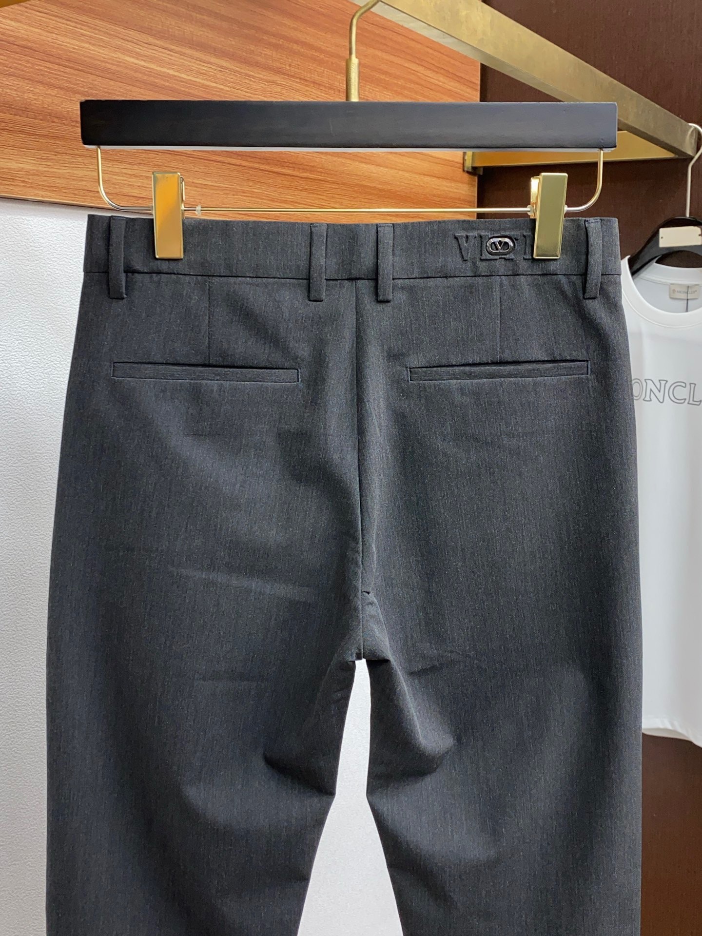 Valentino Spring/Summer 2025 Men’s Fashion Single-Spring Nail Pants: Luxury, Style, and Quality - 图片 5