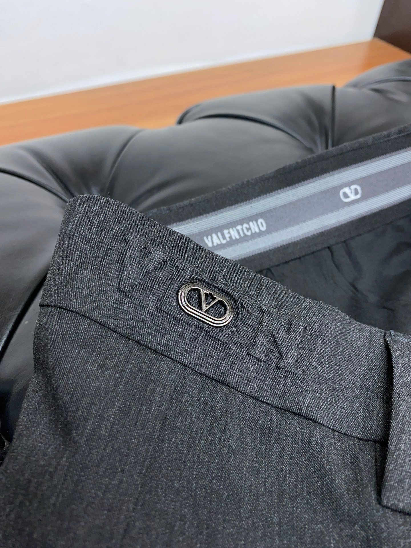 Valentino Spring/Summer 2025 Men’s Fashion Single-Spring Nail Pants: Luxury, Style, and Quality - 图片 6