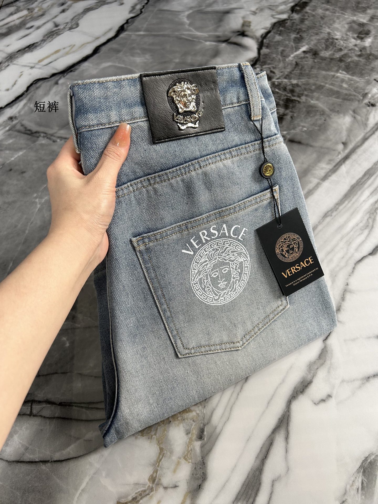 P528 VERSACE New European Monument 2025 Fashion Cowboy Shorts Launch - 图片 3