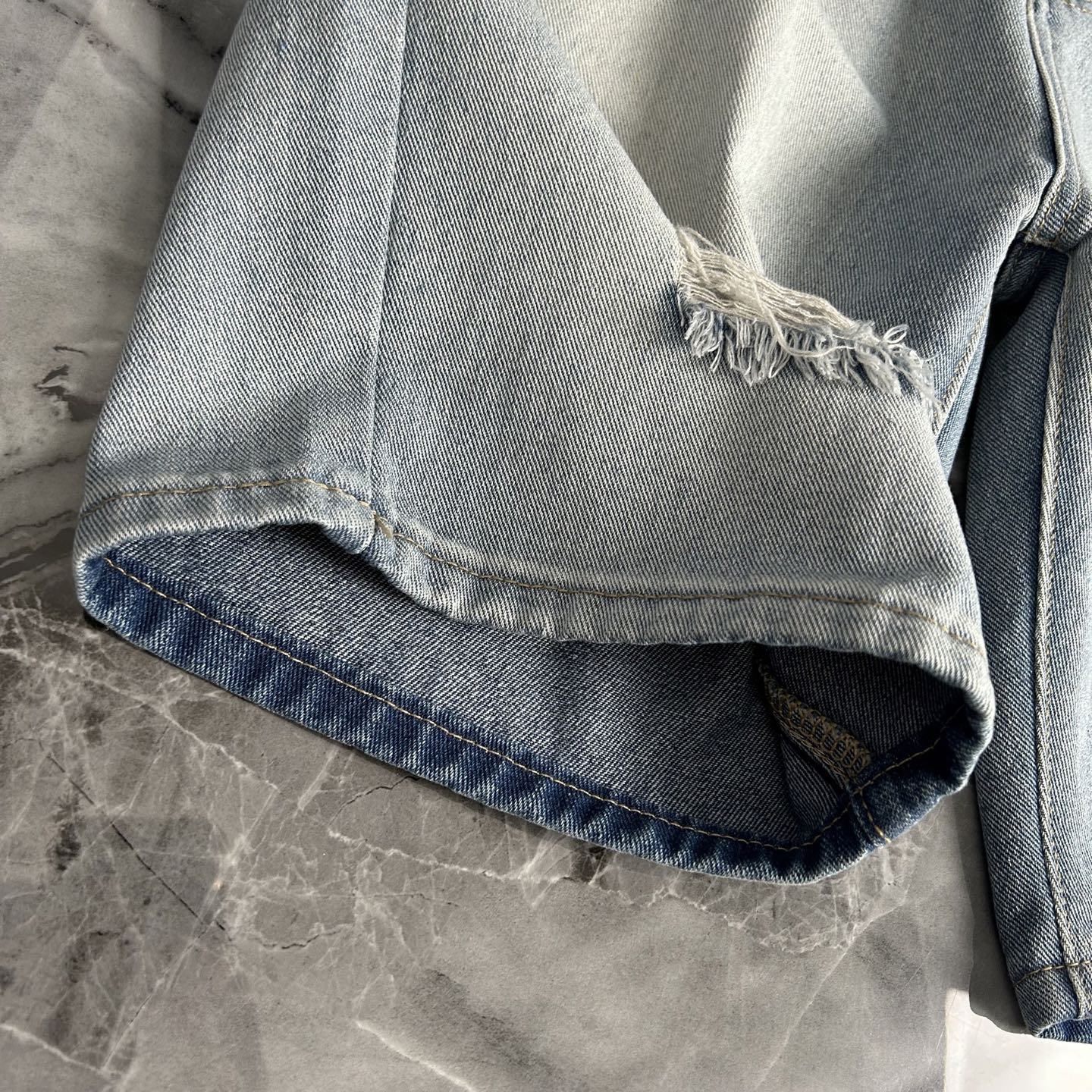 P528 VERSACE New European Monument 2025 Fashion Cowboy Shorts Launch - 图片 9