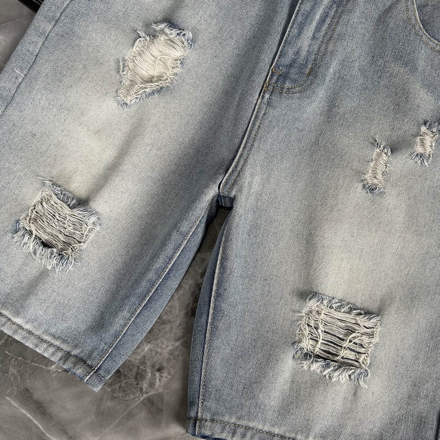 P528 VERSACE New European Monument 2025 Fashion Cowboy Shorts Launch - 图片 8