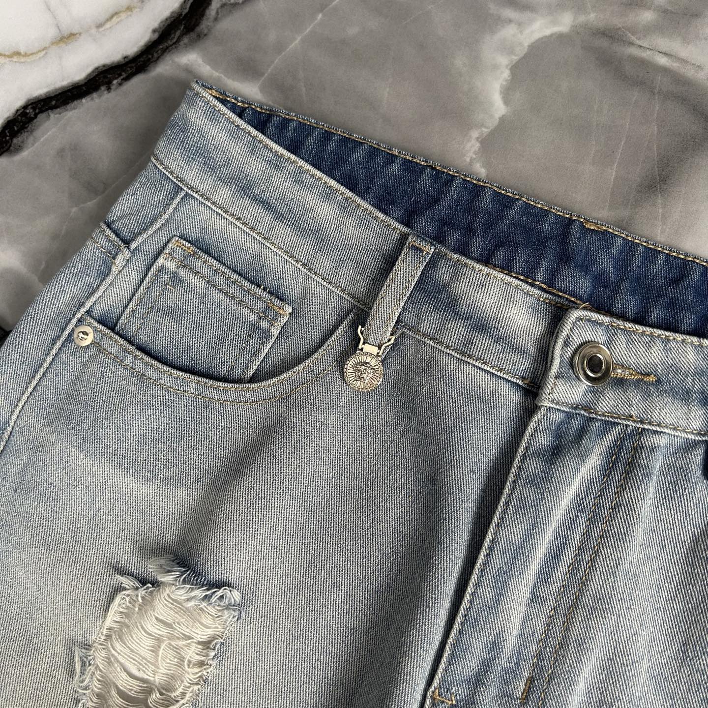 P528 VERSACE New European Monument 2025 Fashion Cowboy Shorts Launch - 图片 5