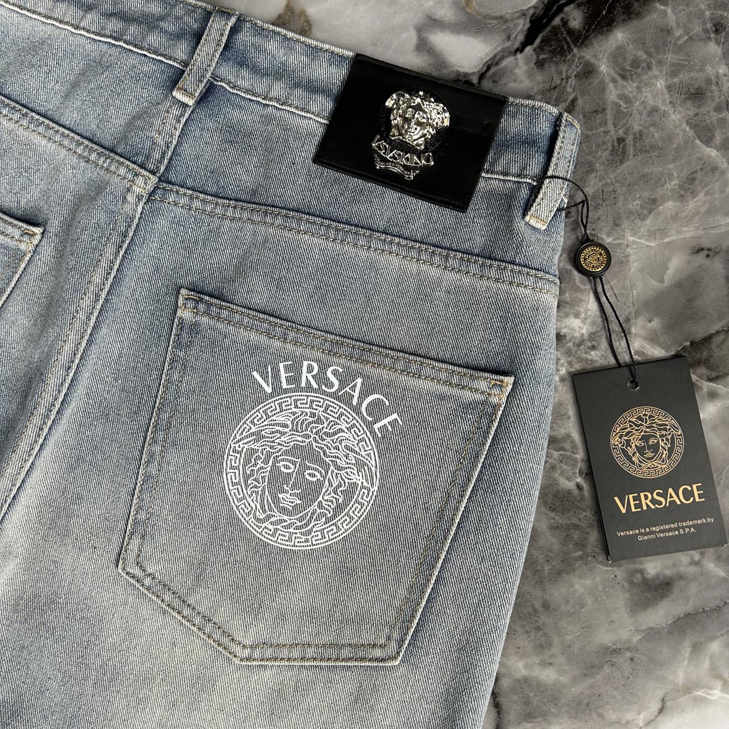 P528 VERSACE New European Monument 2025 Fashion Cowboy Shorts Launch - 图片 7