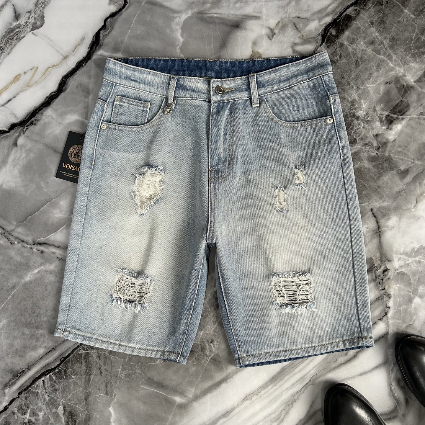 P528 VERSACE New European Monument 2025 Fashion Cowboy Shorts Launch - 图片 1