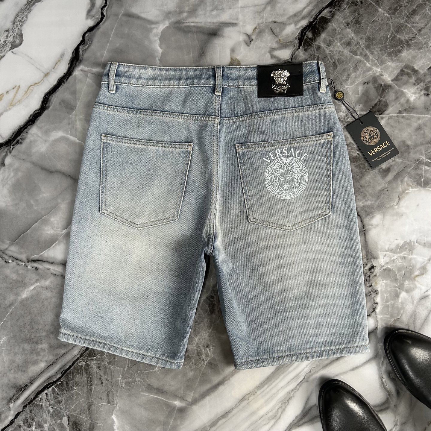 P528 VERSACE New European Monument 2025 Fashion Cowboy Shorts Launch - 图片 2